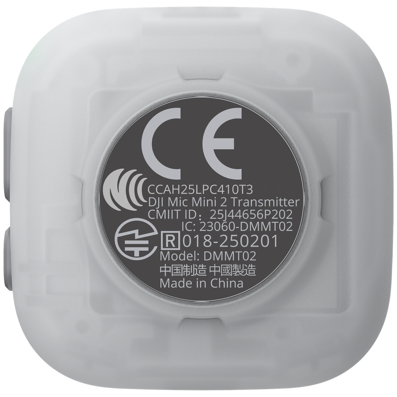 Witte DJI Mic 2 zender met label: CE, model, ID, gemaakt in China.