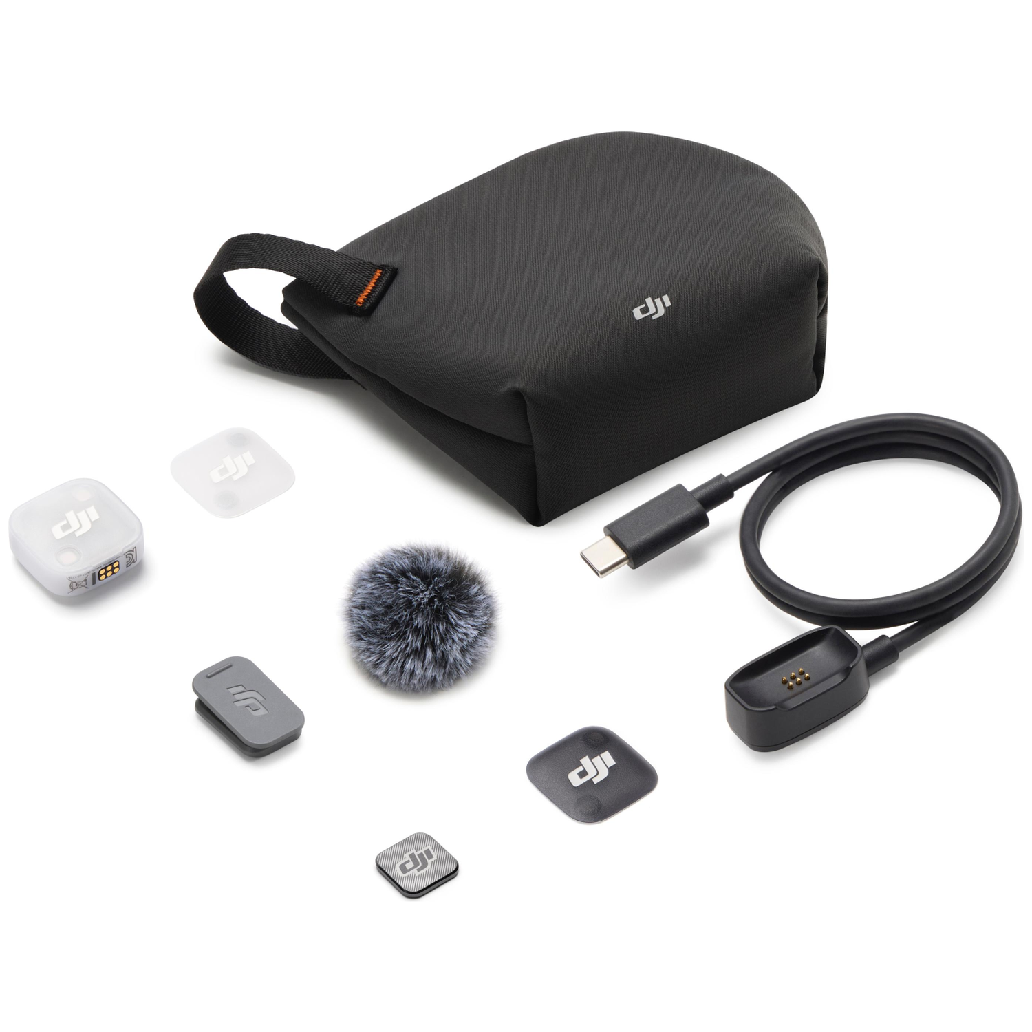 DJI accessoires: zwarte tas, microfoon, kabel, oplaadadapter en witte/grijze clips.