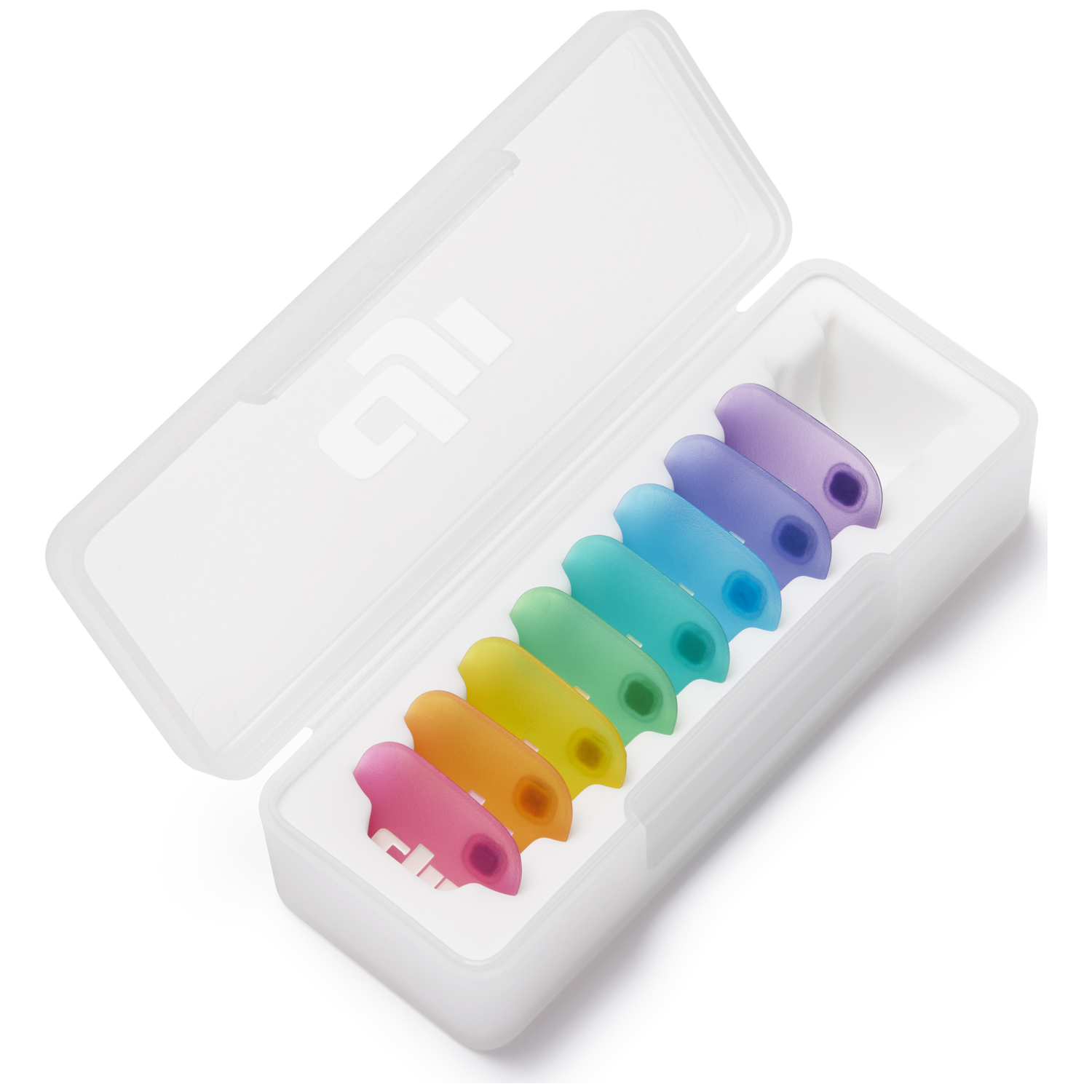Een witte koffer met kleurrijke, regenboogkleurige tips.