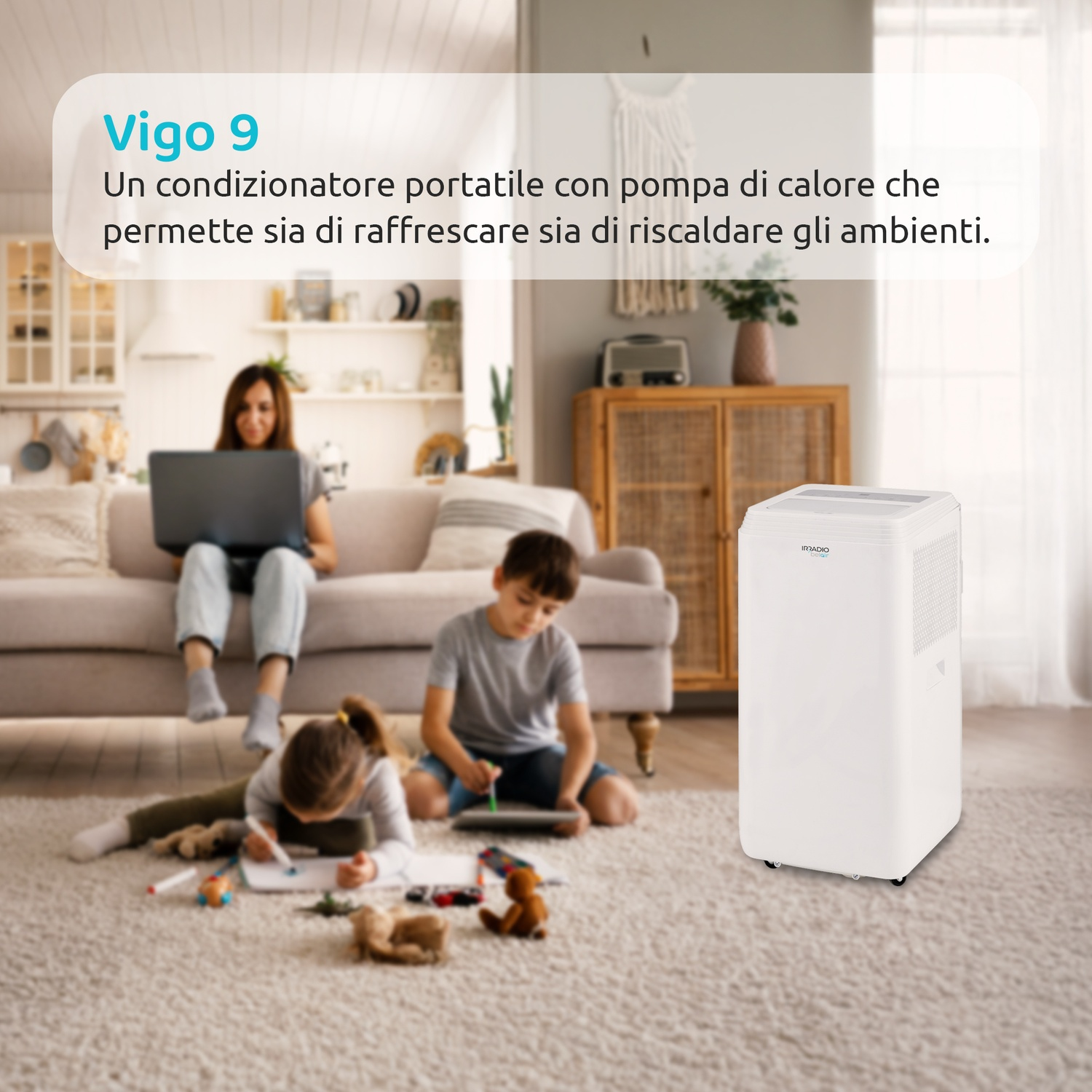 Un condizionatore portatile bianco in primo piano, una famiglia rilassata sullo sfondo.