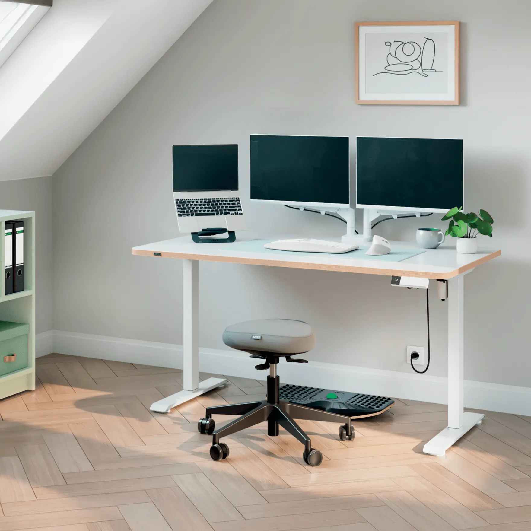Egy állítható magasságú íróasztal dupla monitorral, laptop-pal és székkel.