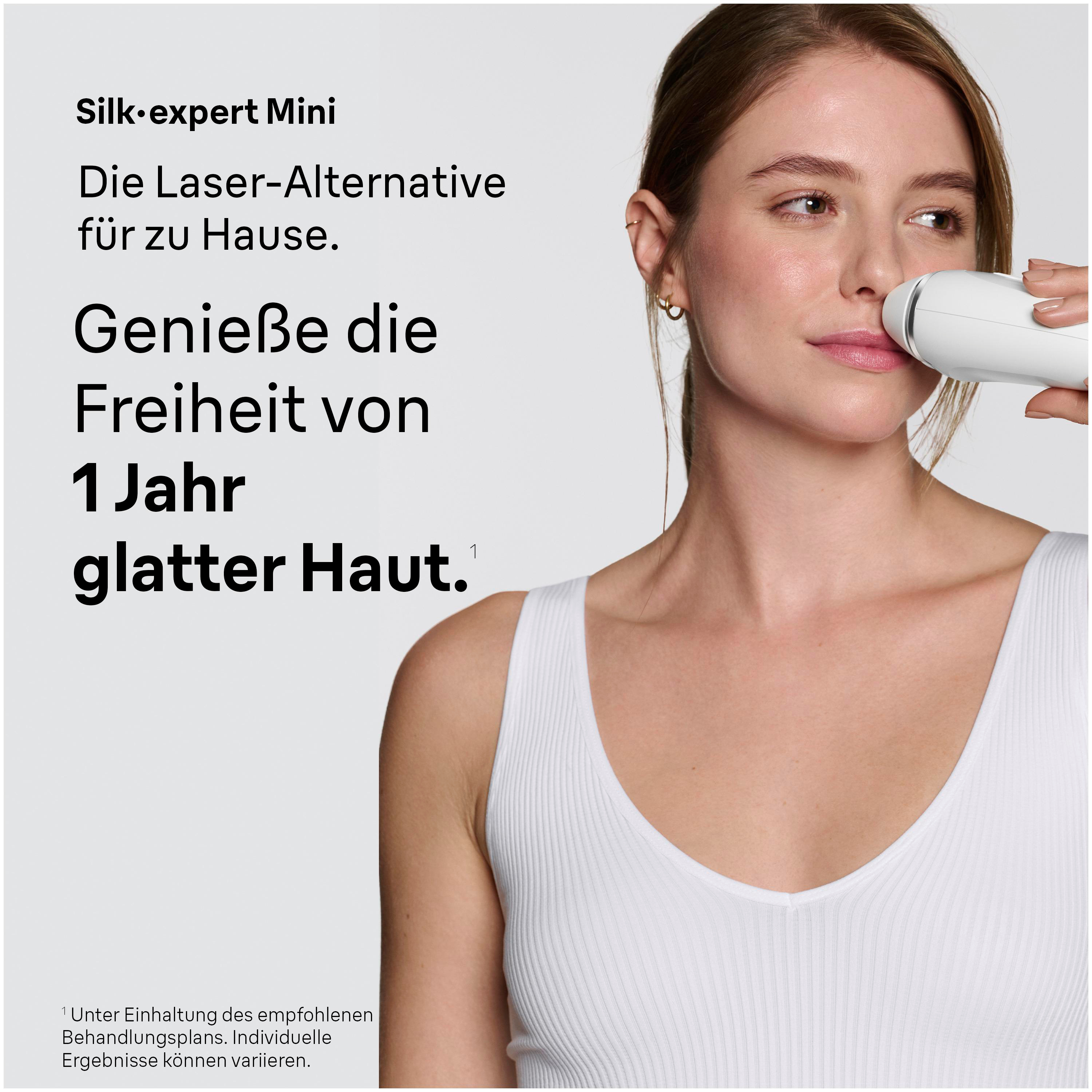 Eine Frau mit einem Gerät zur Haarentfernung im Gesicht.