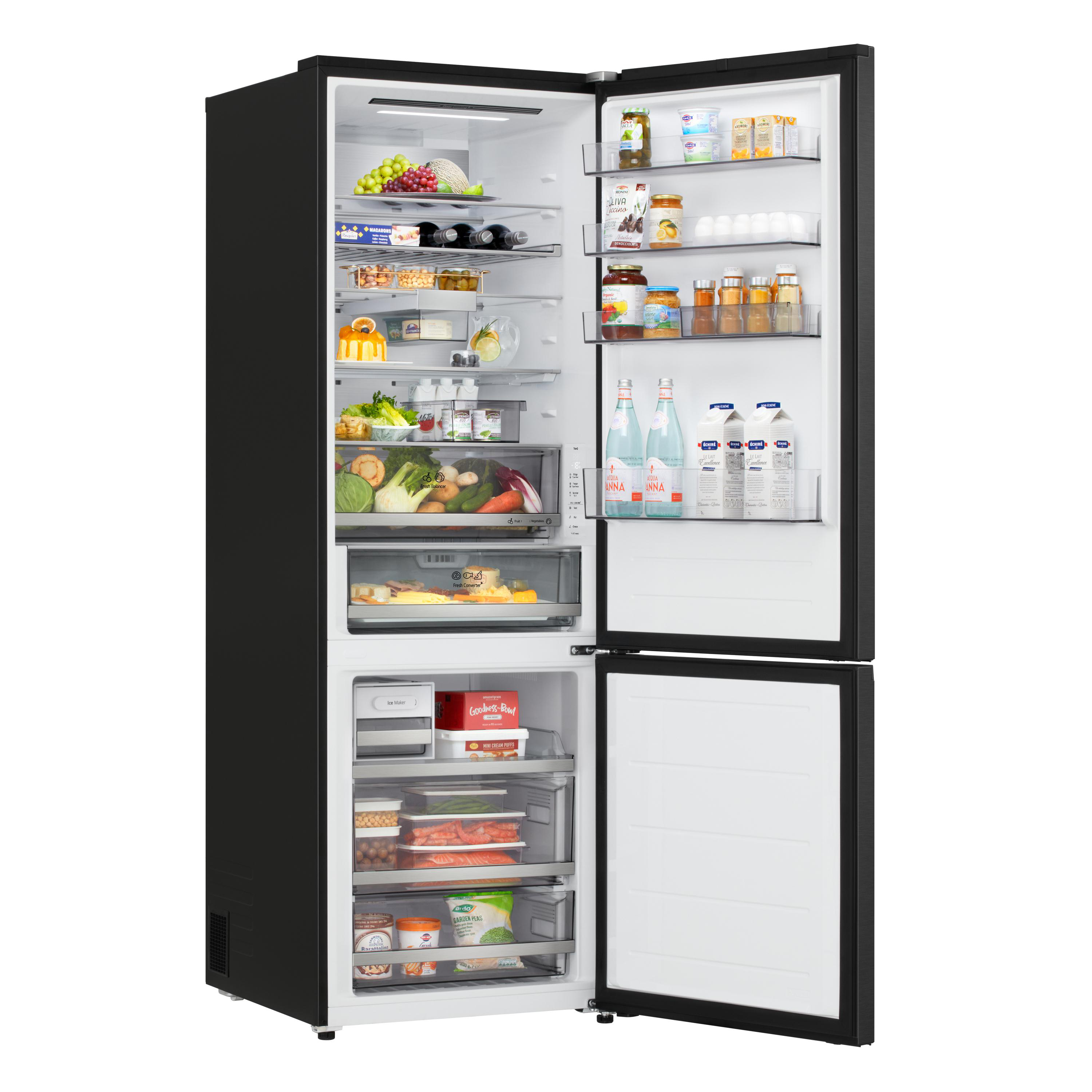 Ein offener schwarzer Kühlschrank voller Lebensmittel wie Obst, Gemüse, Milch und Eiscreme.