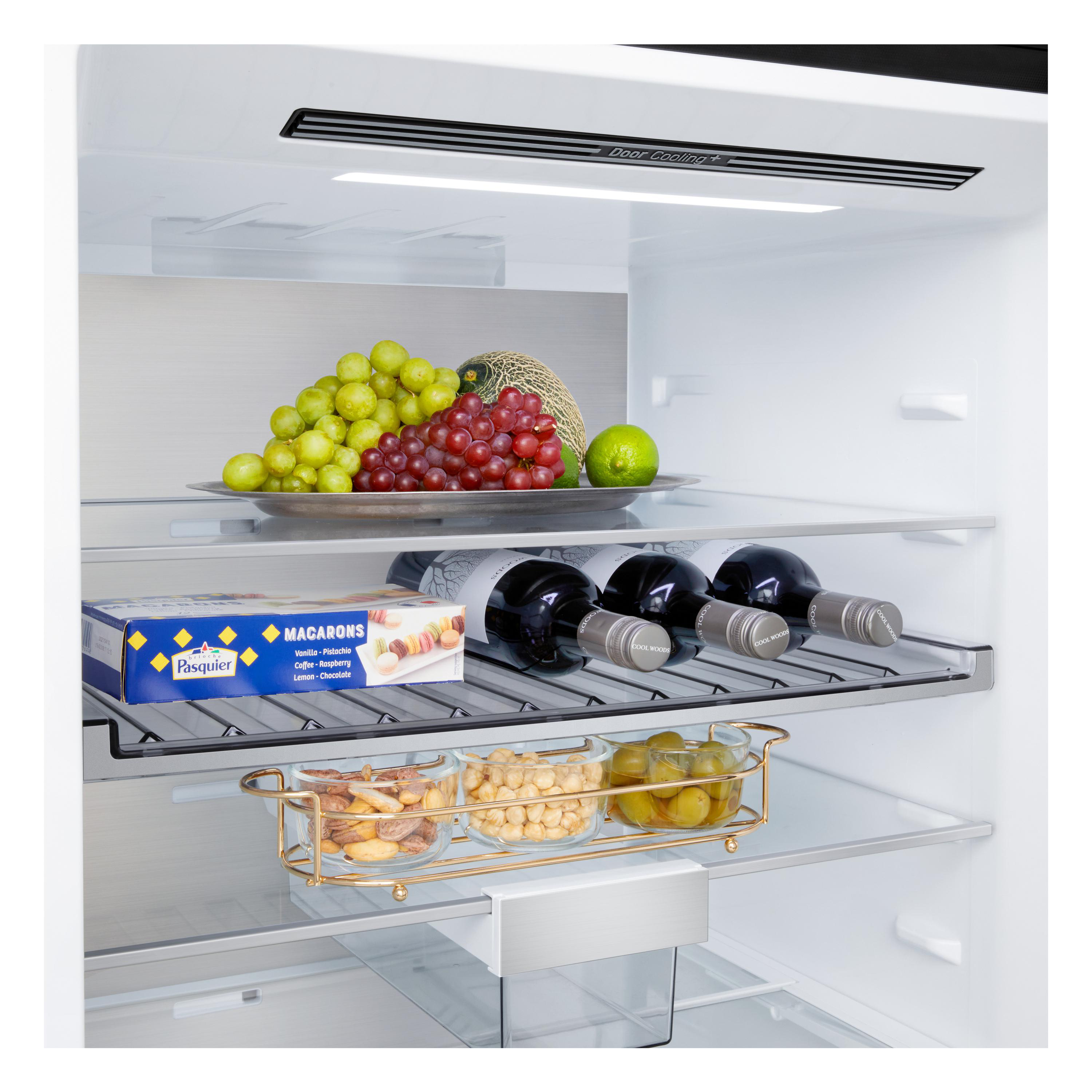 Kühlschrankinnenraum: Obst, Macarons, Weinflaschen und Snacks auf Regalen.