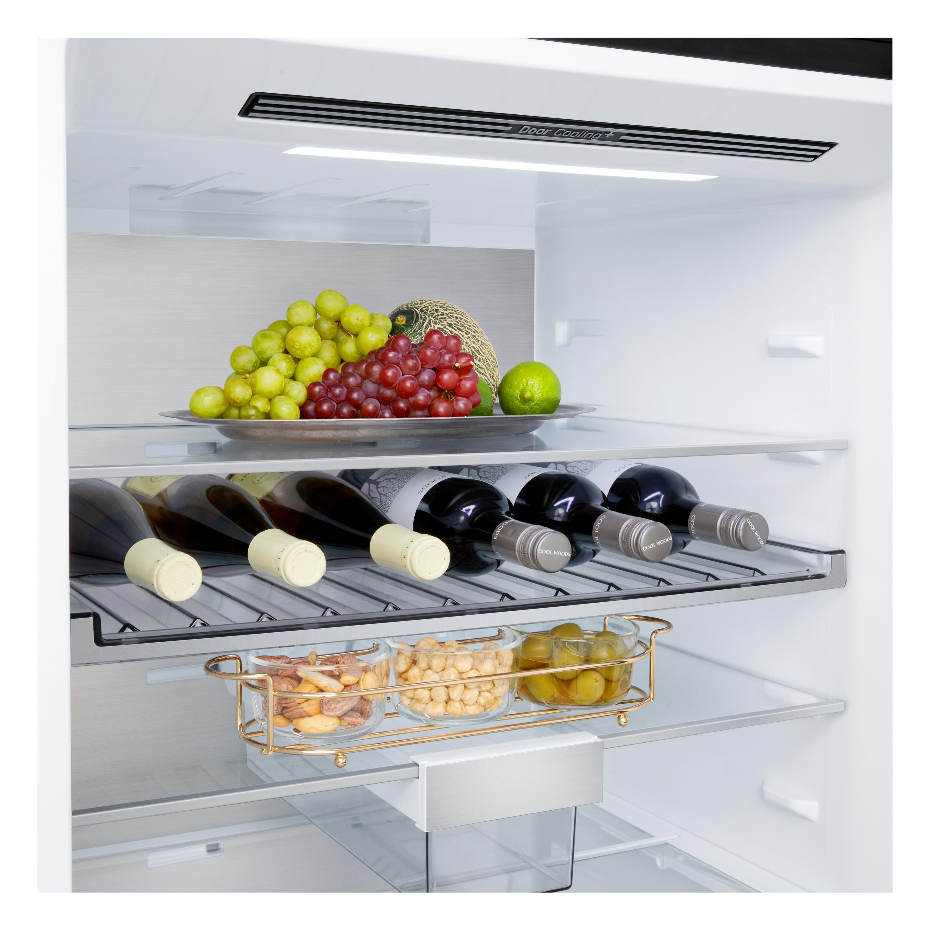Ein Kühlschrank mit Wein, Obst und Snacks auf Regalen.