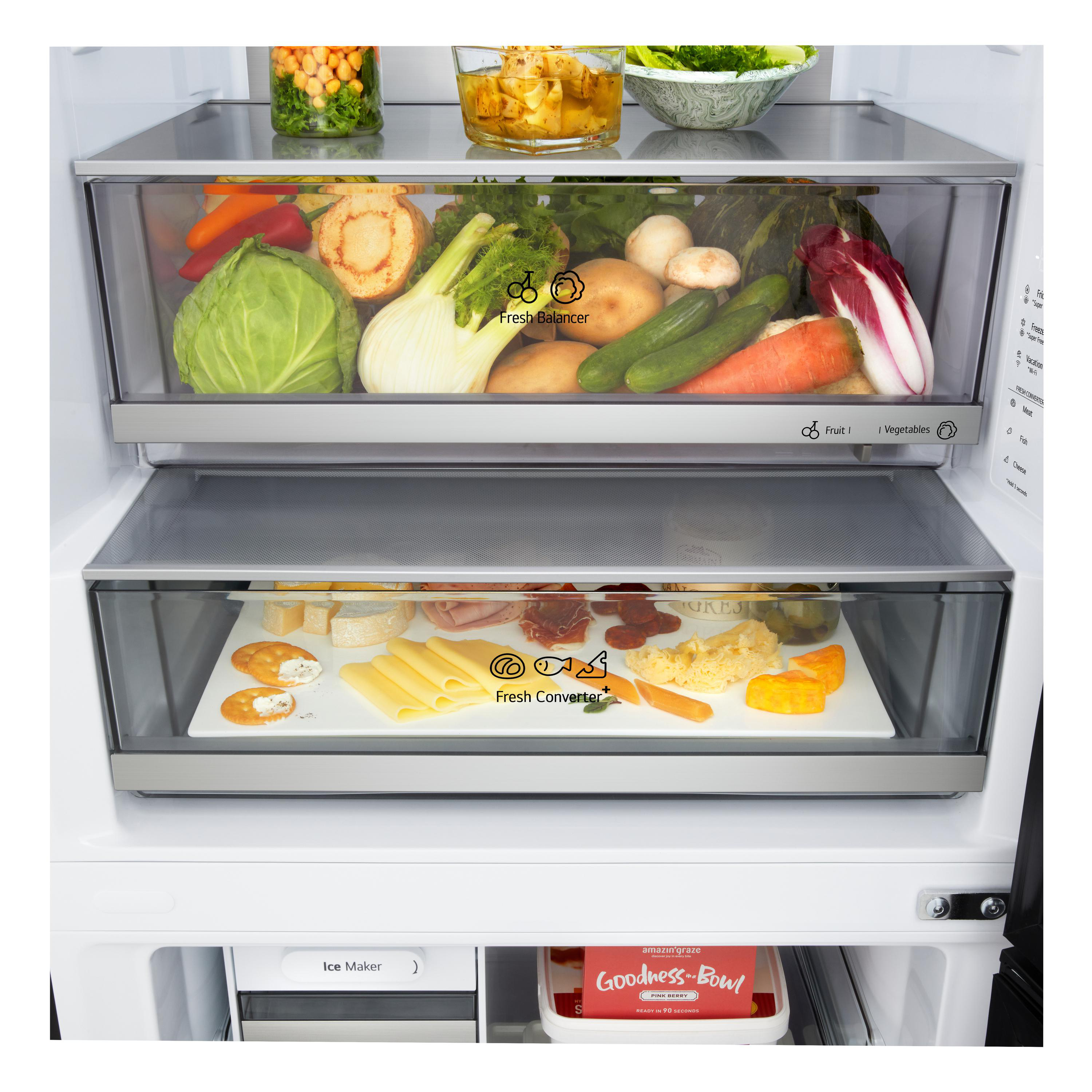 Kühlschrank-Innenraum mit Produkten in Schubladen: Gemüse, Obst, Käse, Fleisch und Eisbereiter.