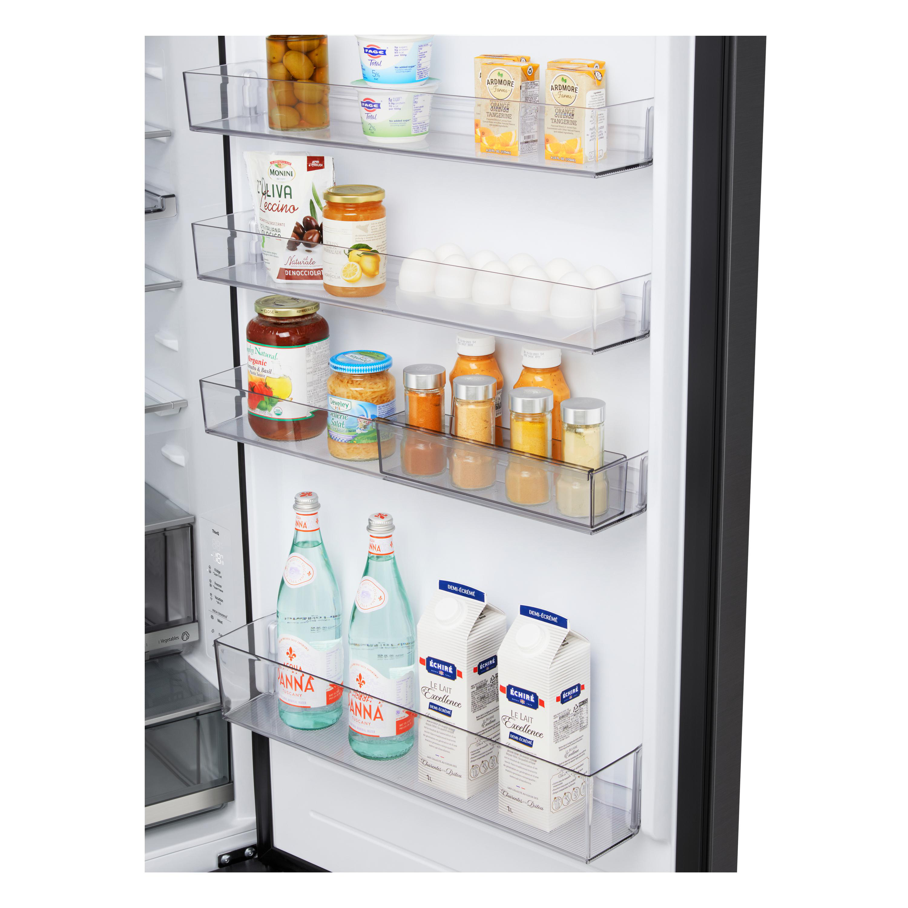 Kühlschranktür mit Lebensmitteln: Joghurt, Saft, Eier, Marmelade, Wasser, Milch.