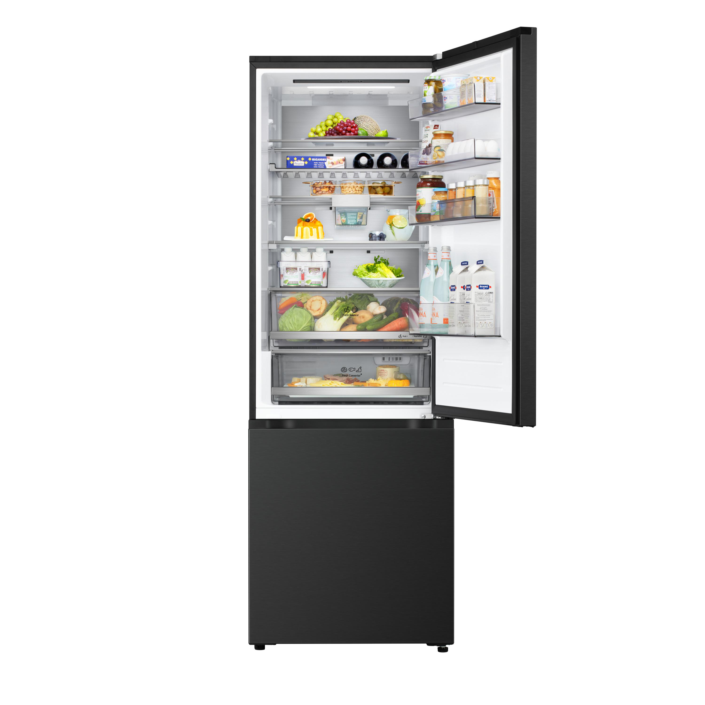 Schwarzer Kühlschrank mit offener Tür, gefüllt mit Obst, Gemüse, Getränken und Käse.