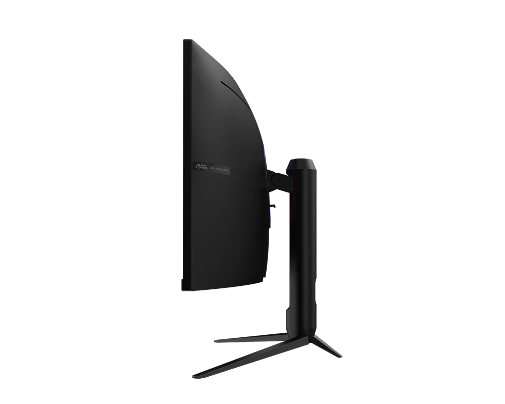Fekete, ívelt gamer monitor ezüst állvánnyal, fekete háttérrel.