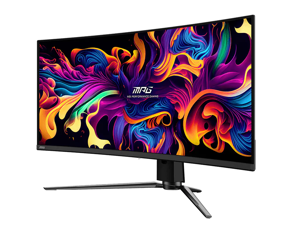 Egy ívelt MSI gamer monitor színes, absztrakt háttérrel.
