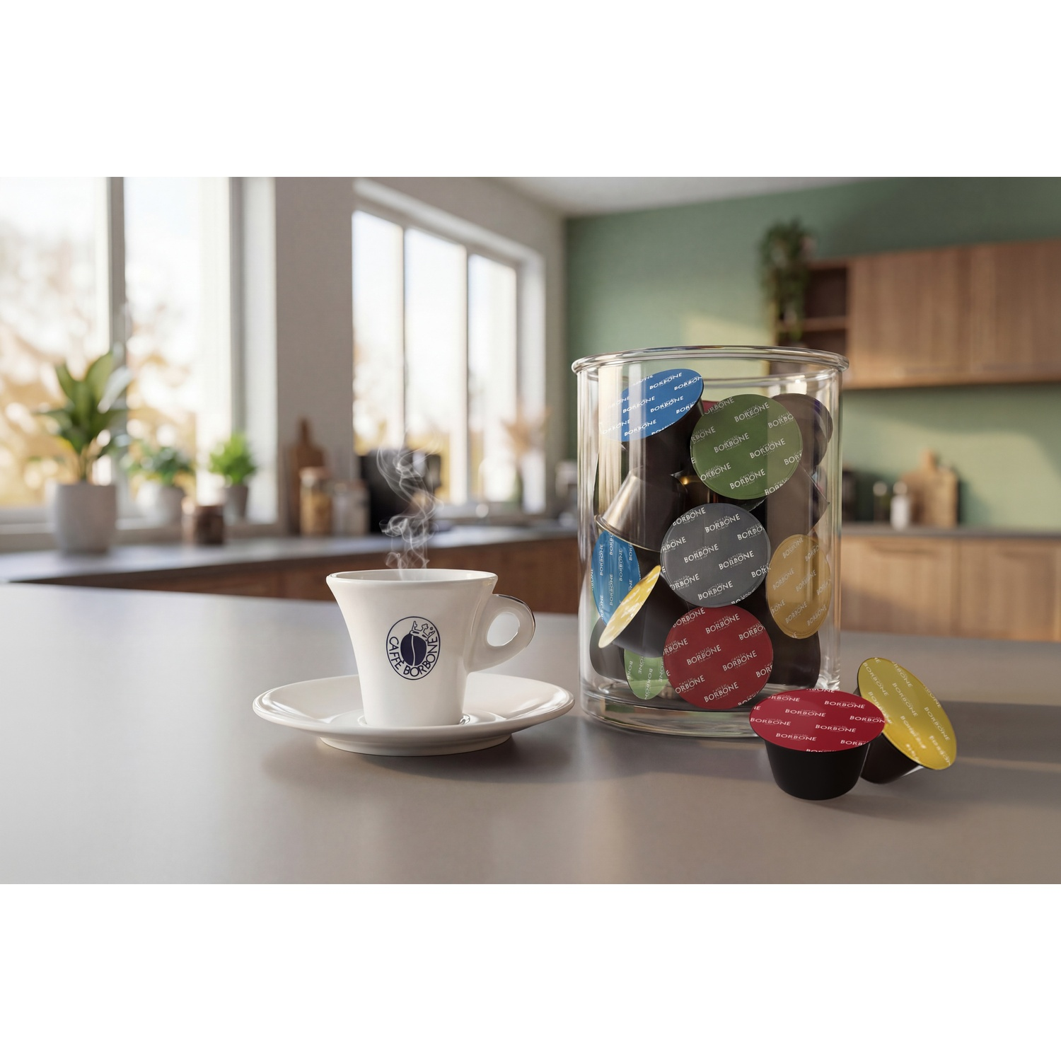 Una tazzina di caffè fumante accanto a un barattolo di capsule di caffè in cucina.