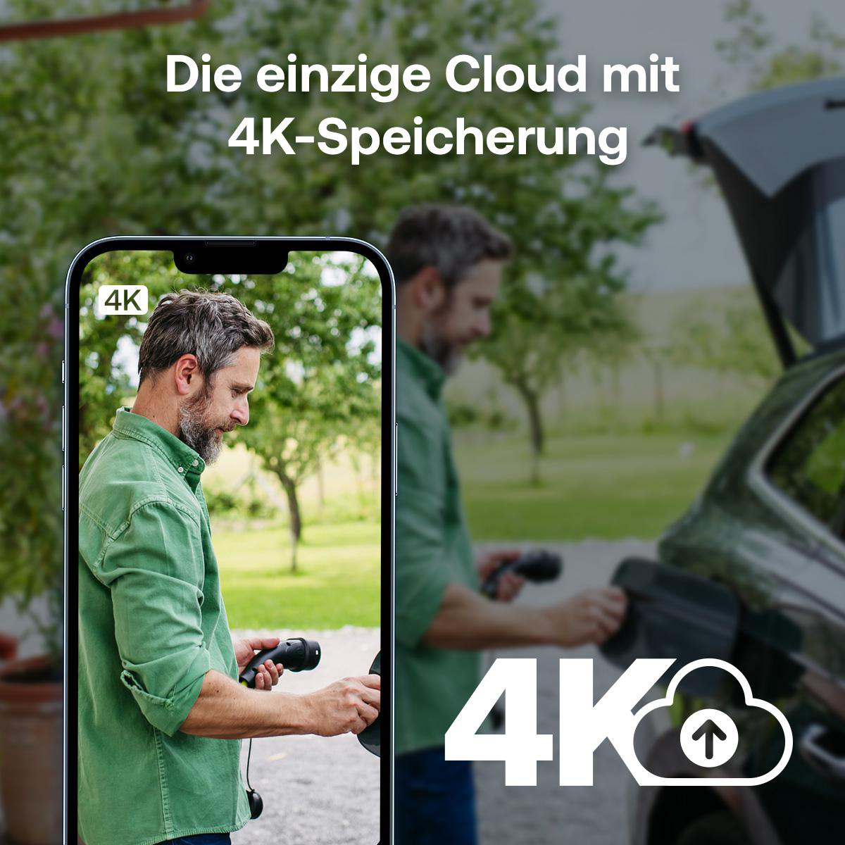 Mann hält Ladekabel vor Elektroauto, Handy zeigt 4K.