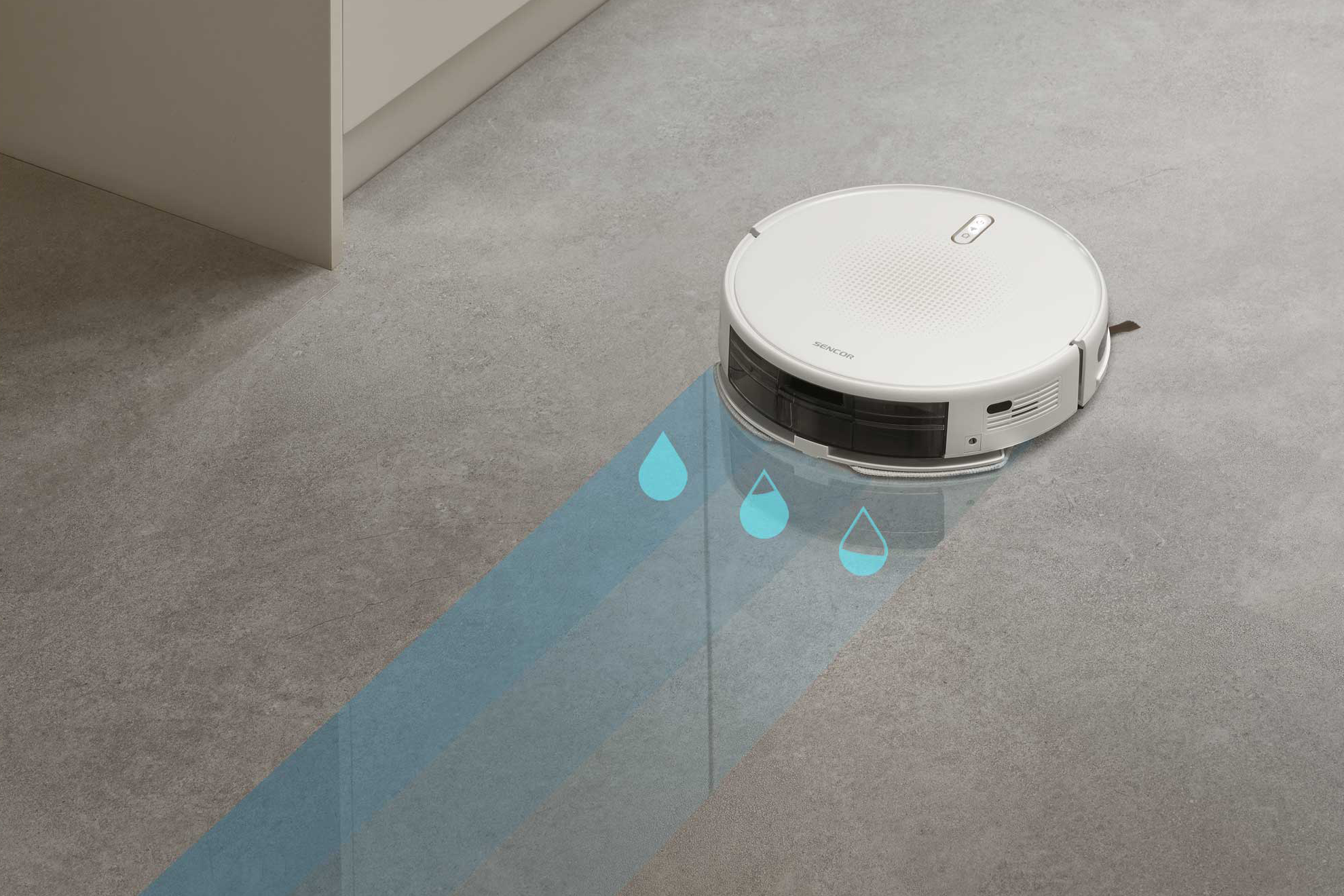 Egy fehér robotporszívó szürke padlón vizet permetez.