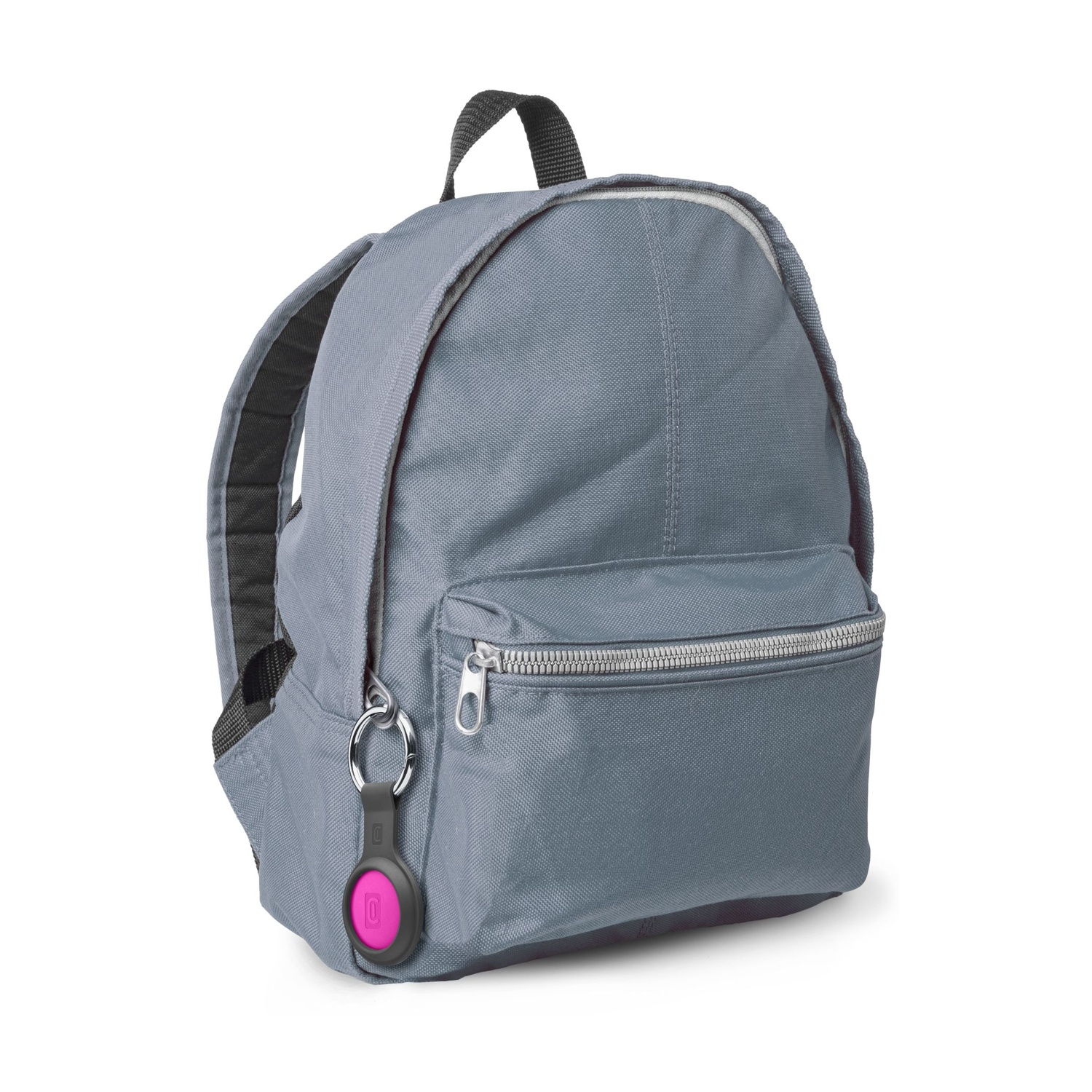 Zaino grigio con portachiavi rosa. Sfondo bianco.