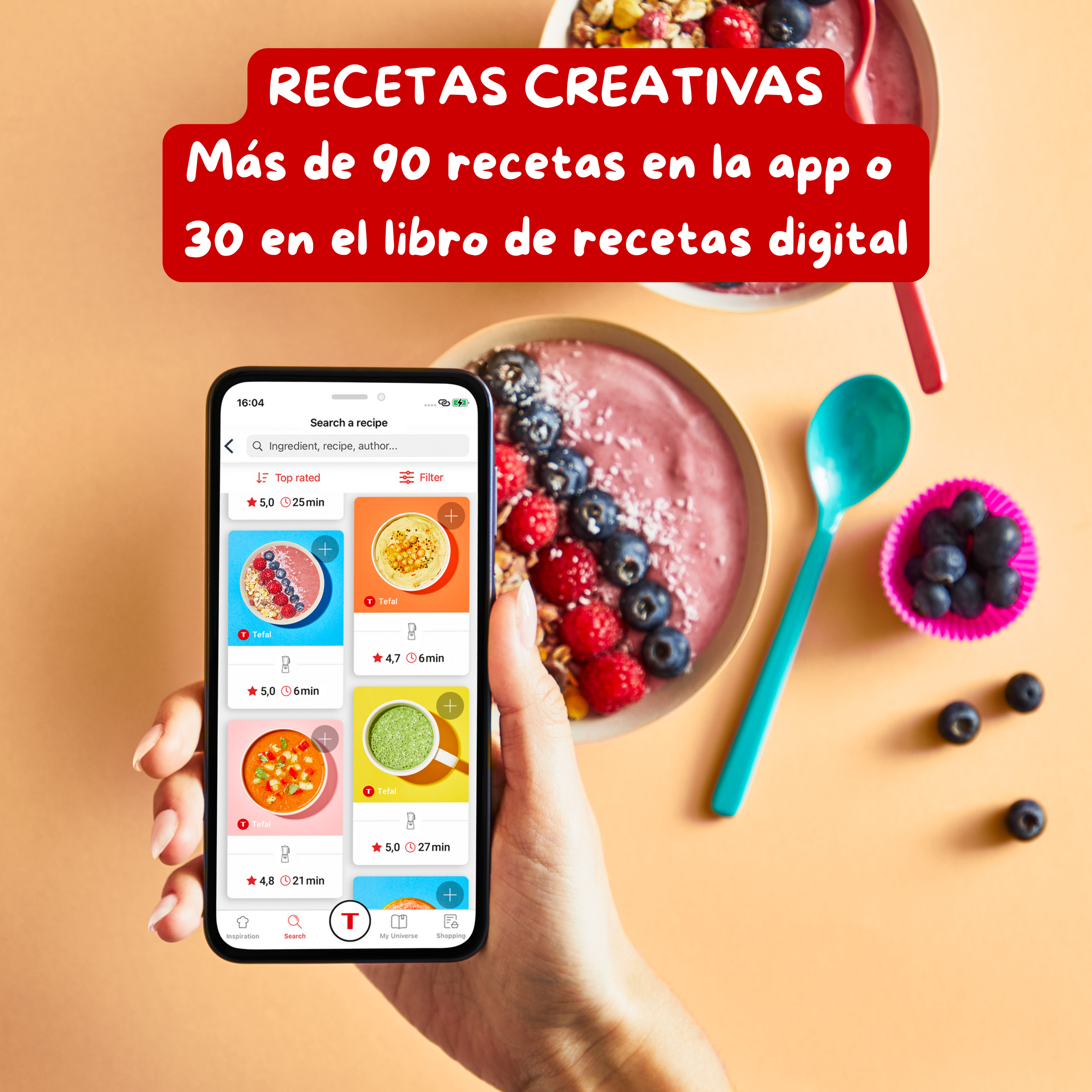 Mano sosteniendo un smartphone con una app de recetas. Tazones con batido, bayas y cucharas.