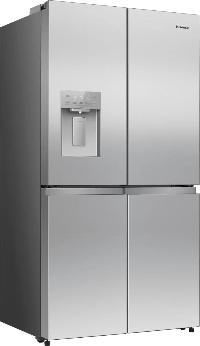 Ein silberner Hisense Kühlschrank mit vier Türen und einem Wasserspender.