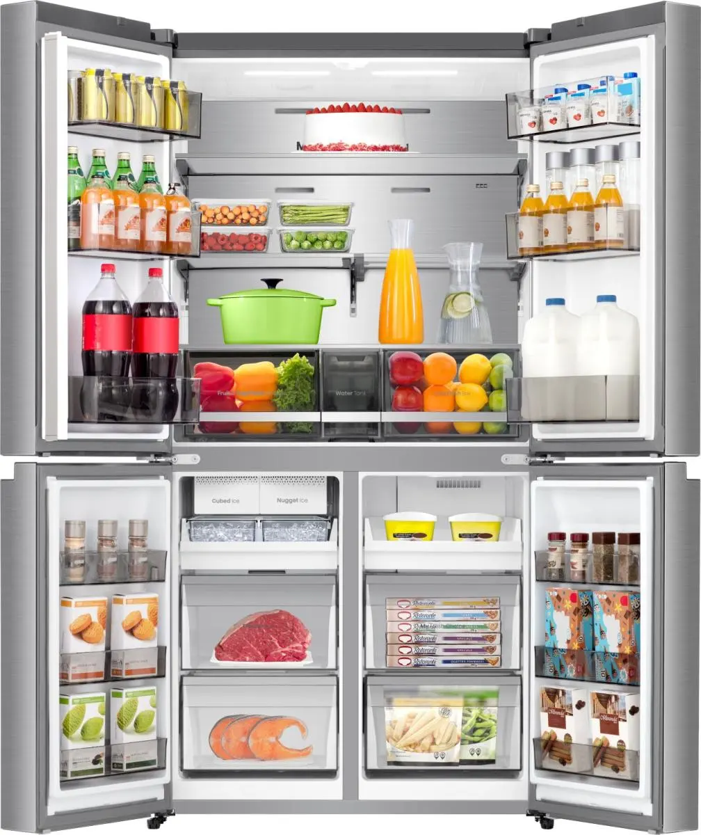 Ein offener Kühlschrank mit Lebensmitteln: Kuchen, Getränke, Gemüse, Fleisch und Fisch.