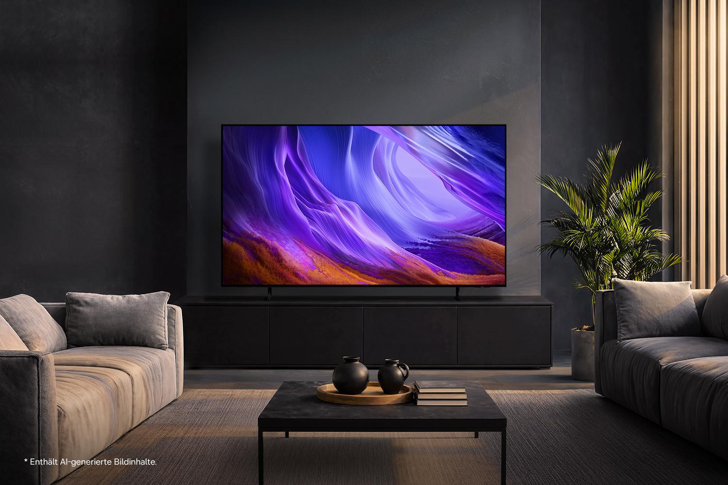 Ein moderner Wohnraum mit einem großen Fernseher, der ein abstraktes Bild zeigt.
