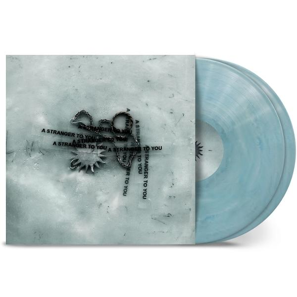 Eine blau marmorierte Schallplatte und ihr Cover mit dem Text 'A STRANGER TO YOU'.