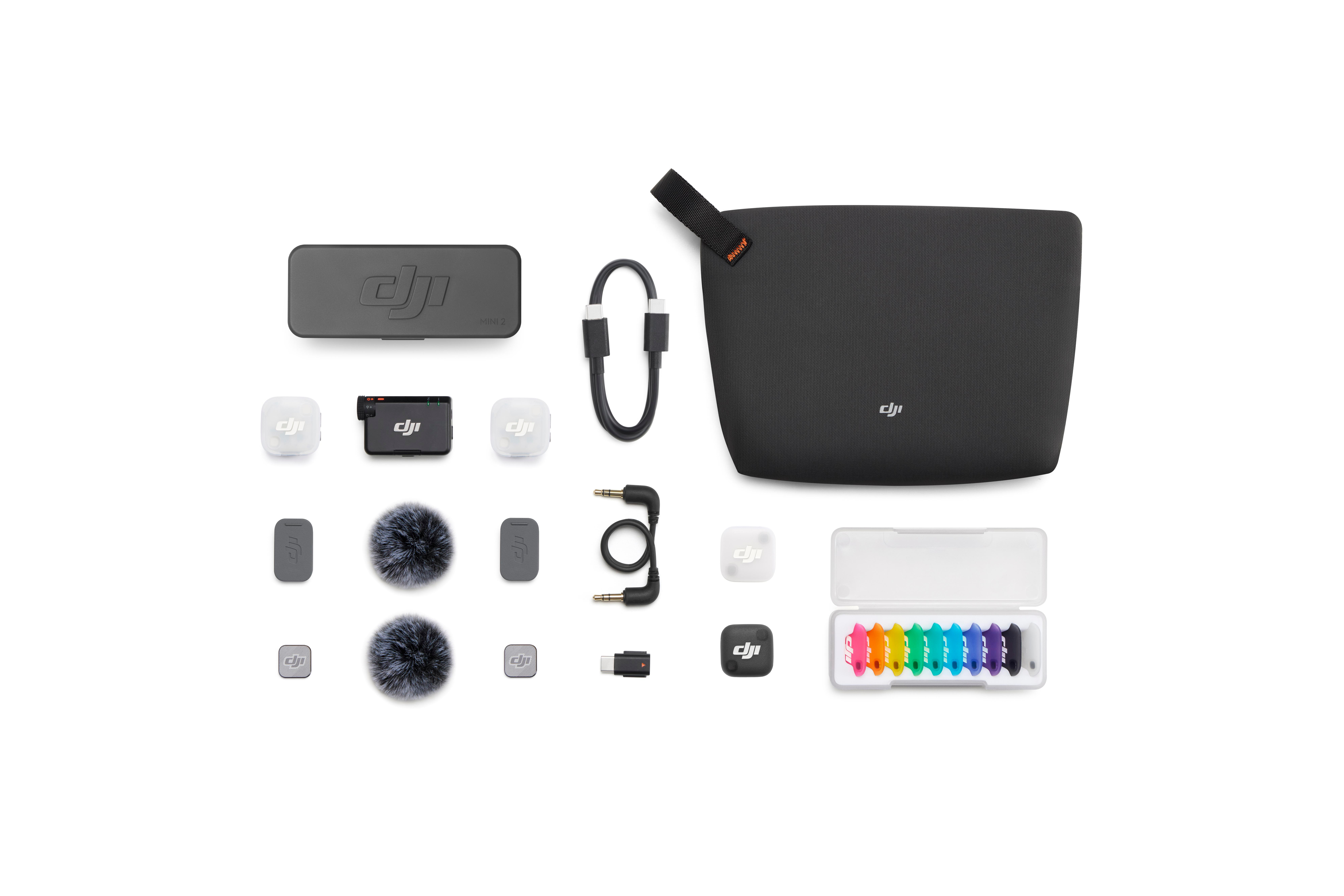 DJI Mini 2 Zubehör: Ladekabel, Mikrofone, Adapter und farbige Ohrstöpsel in Tasche.