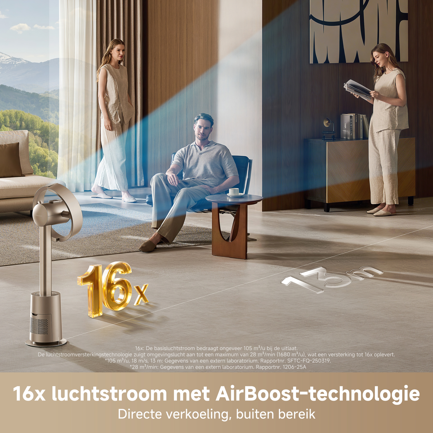 Een zilveren ventilator met AirBoost-technologie in een woonkamer met twee personen.