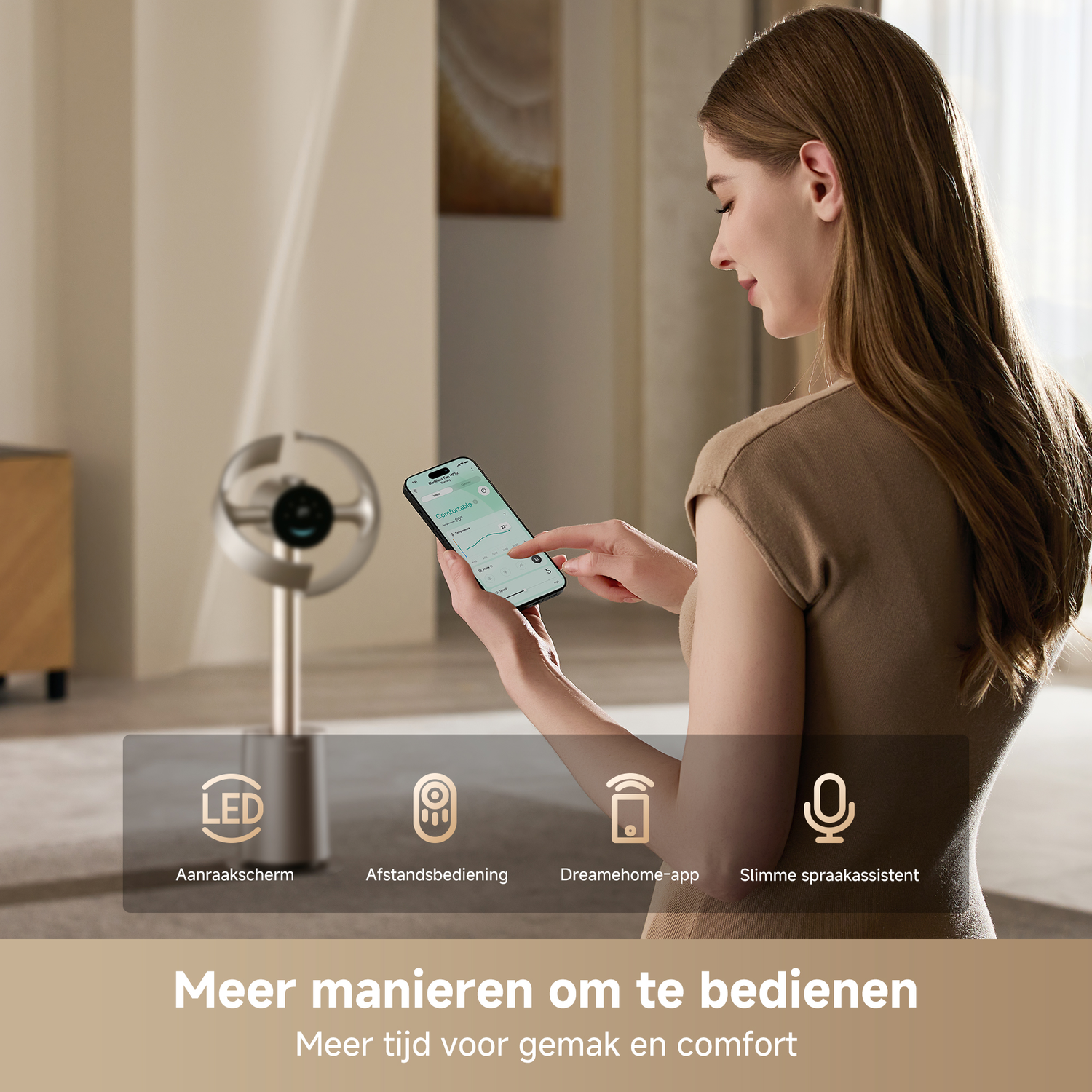 Een vrouw bedient een ventilator via een app op haar telefoon. Iconen tonen LED, afstandsbediening, app en spraakassistent.