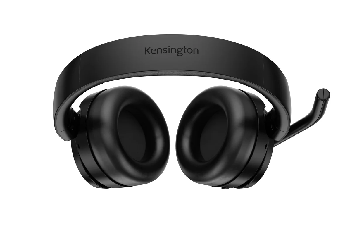 Fekete fejhallgató mikrofonnal és Kensington logóval a fejpánton.