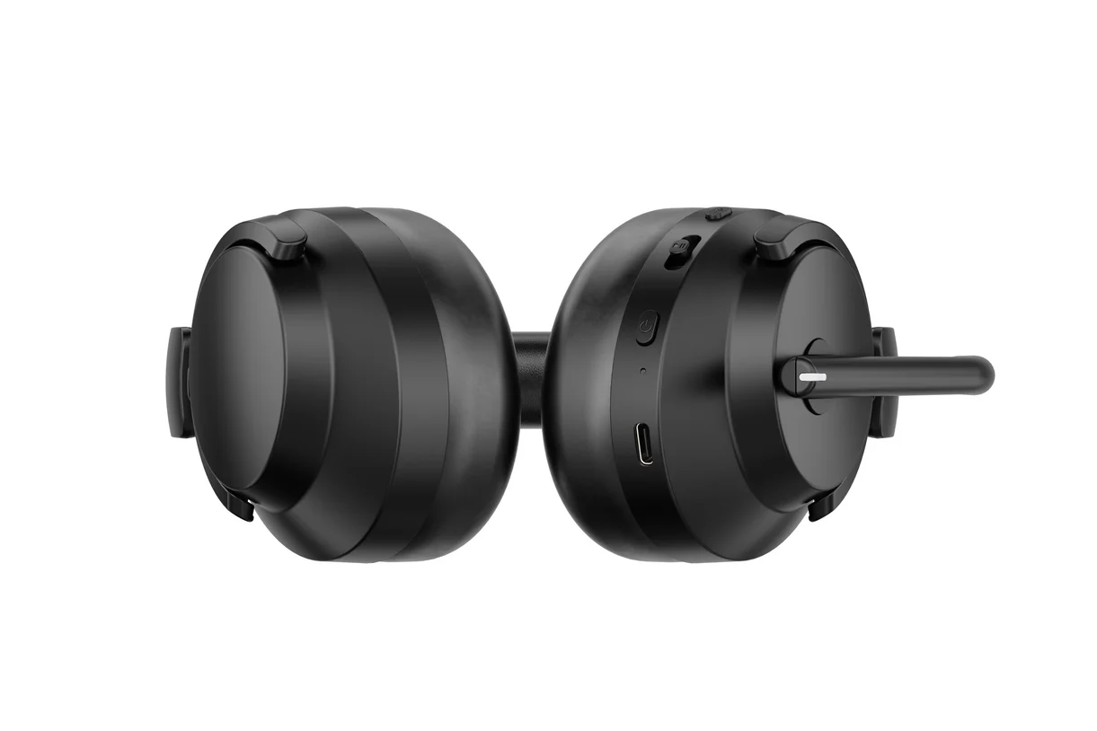 Fekete fejhallgató gombokkal és USB-C porttal, fehér háttéren.