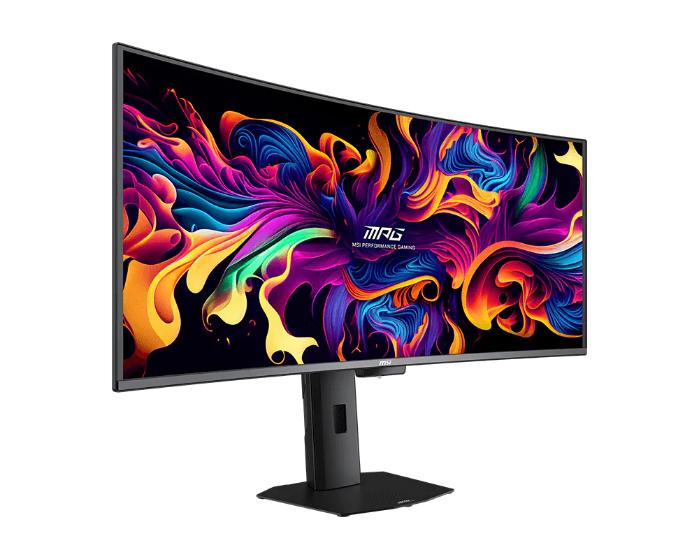 Görbített gamer monitor élénk, absztrakt, színes képernyővédővel.