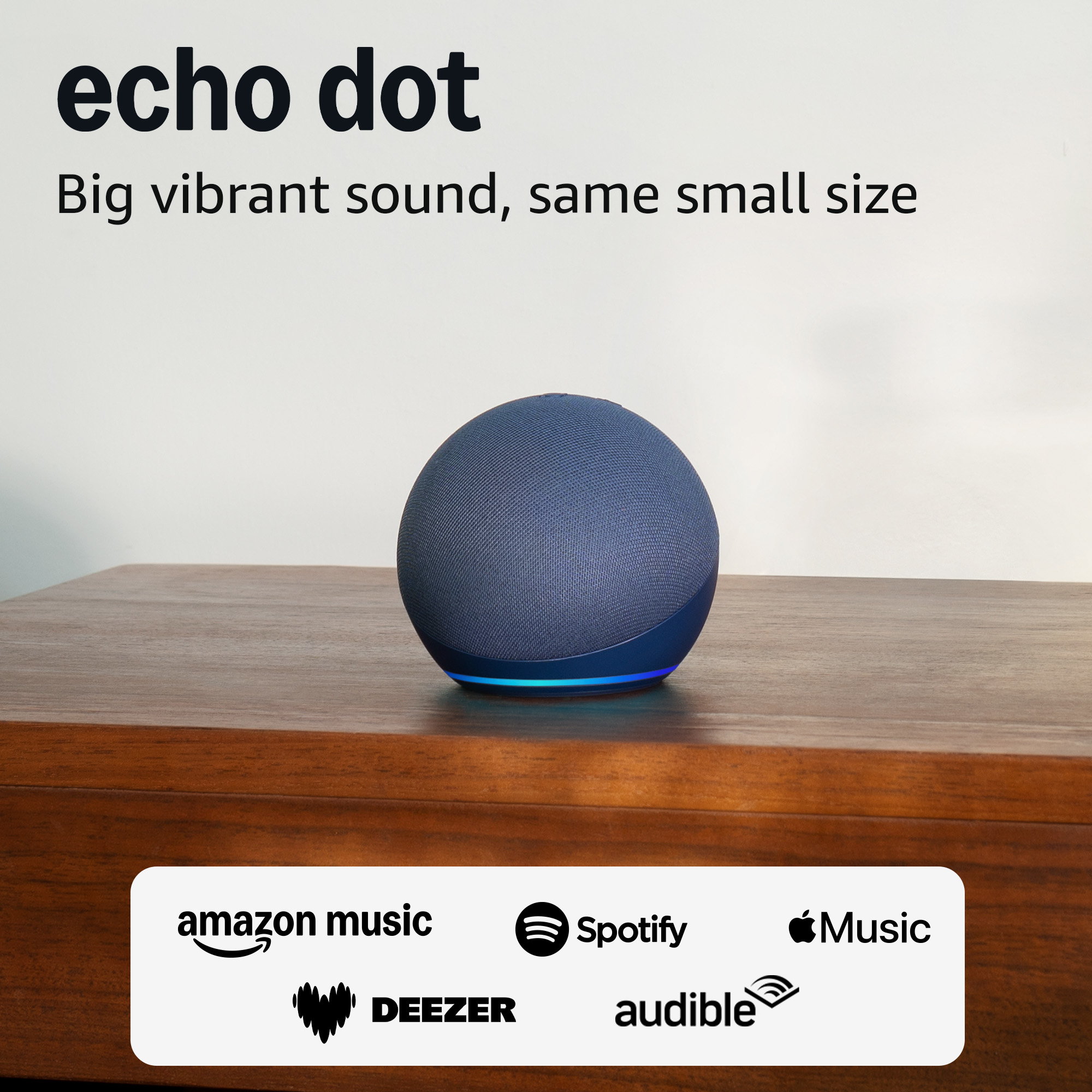 Smart speaker Echo Dot blu su tavolo in legno con loghi di servizi musicali sotto.