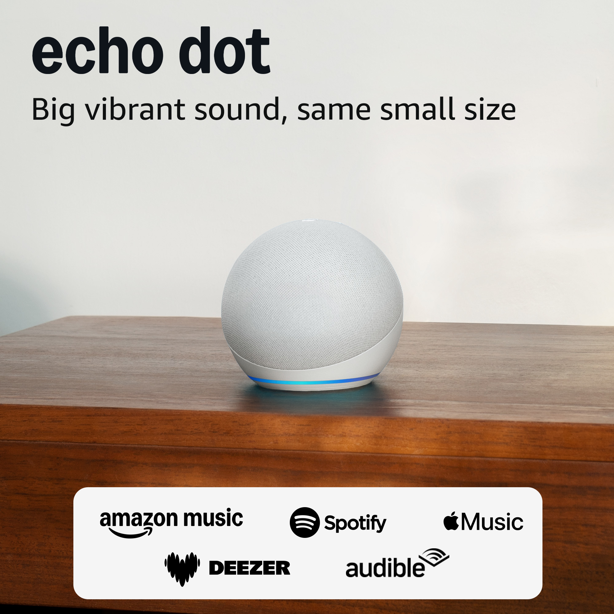 Un Echo Dot blanc sur une table en bois avec des logos de services musicaux.