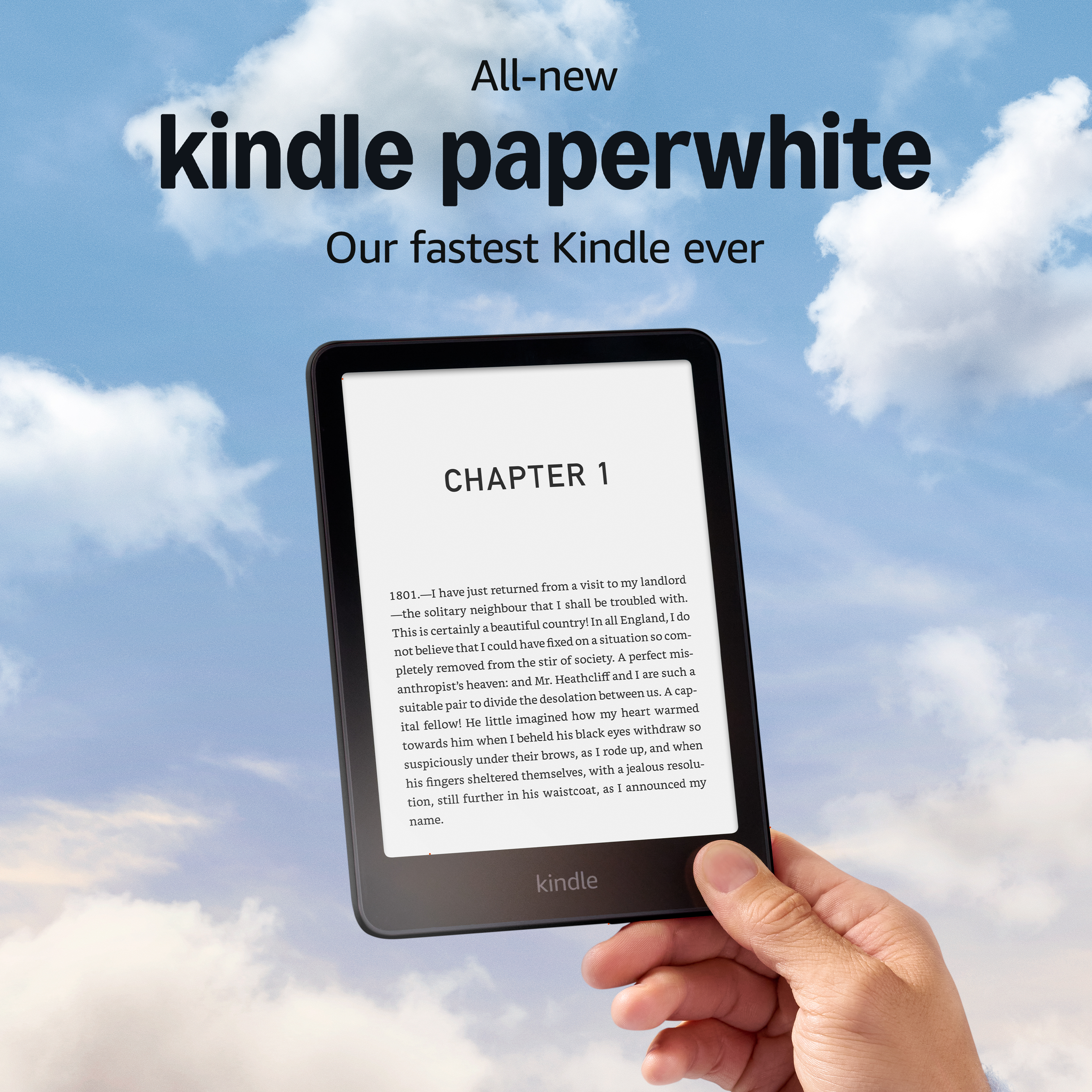 Una mano tiene un Kindle Paperwhite nuovo di zecca con testo sullo schermo su sfondo cielo.