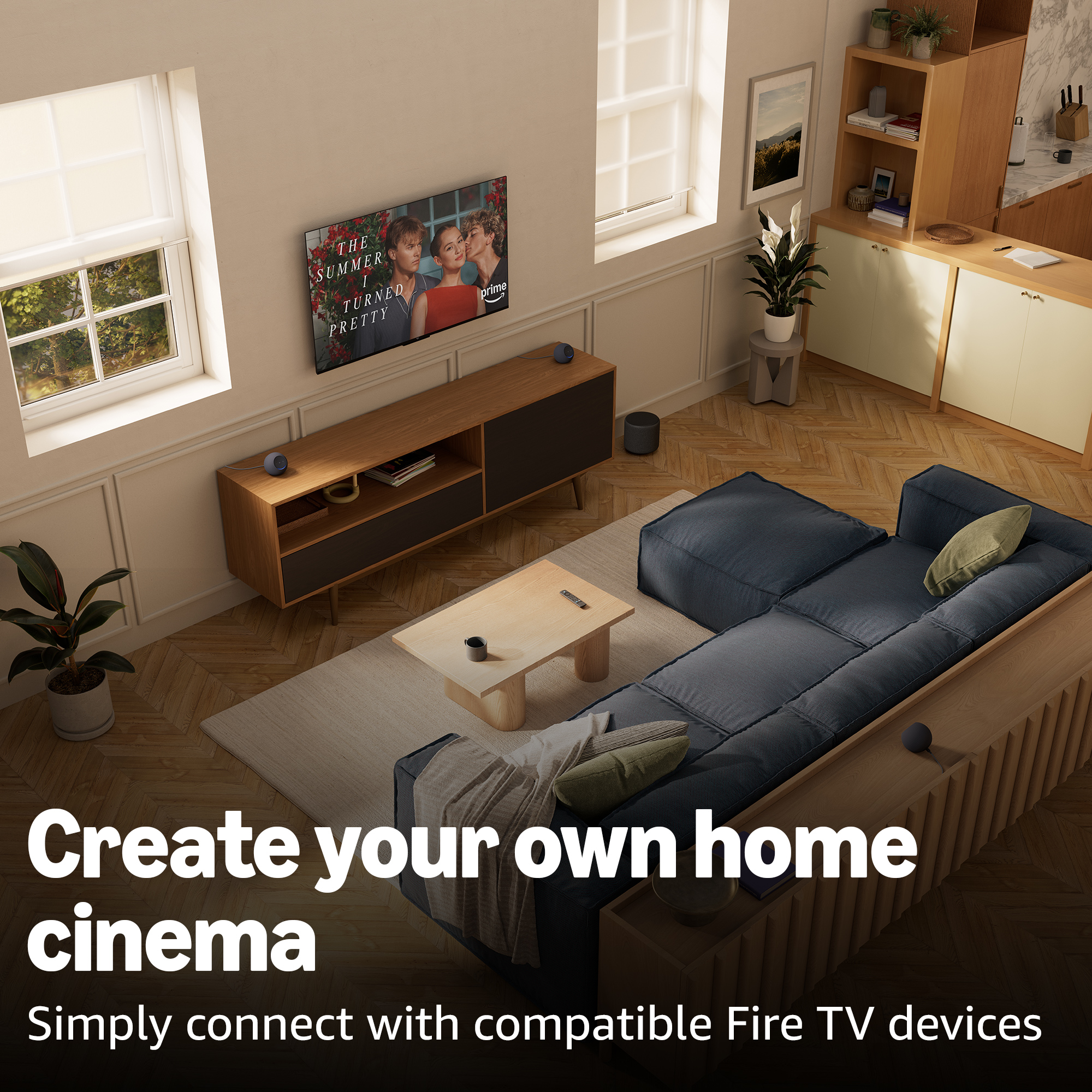 Un salon avec canapé, TV et kitchenette, texte : Créez votre propre cinéma maison.