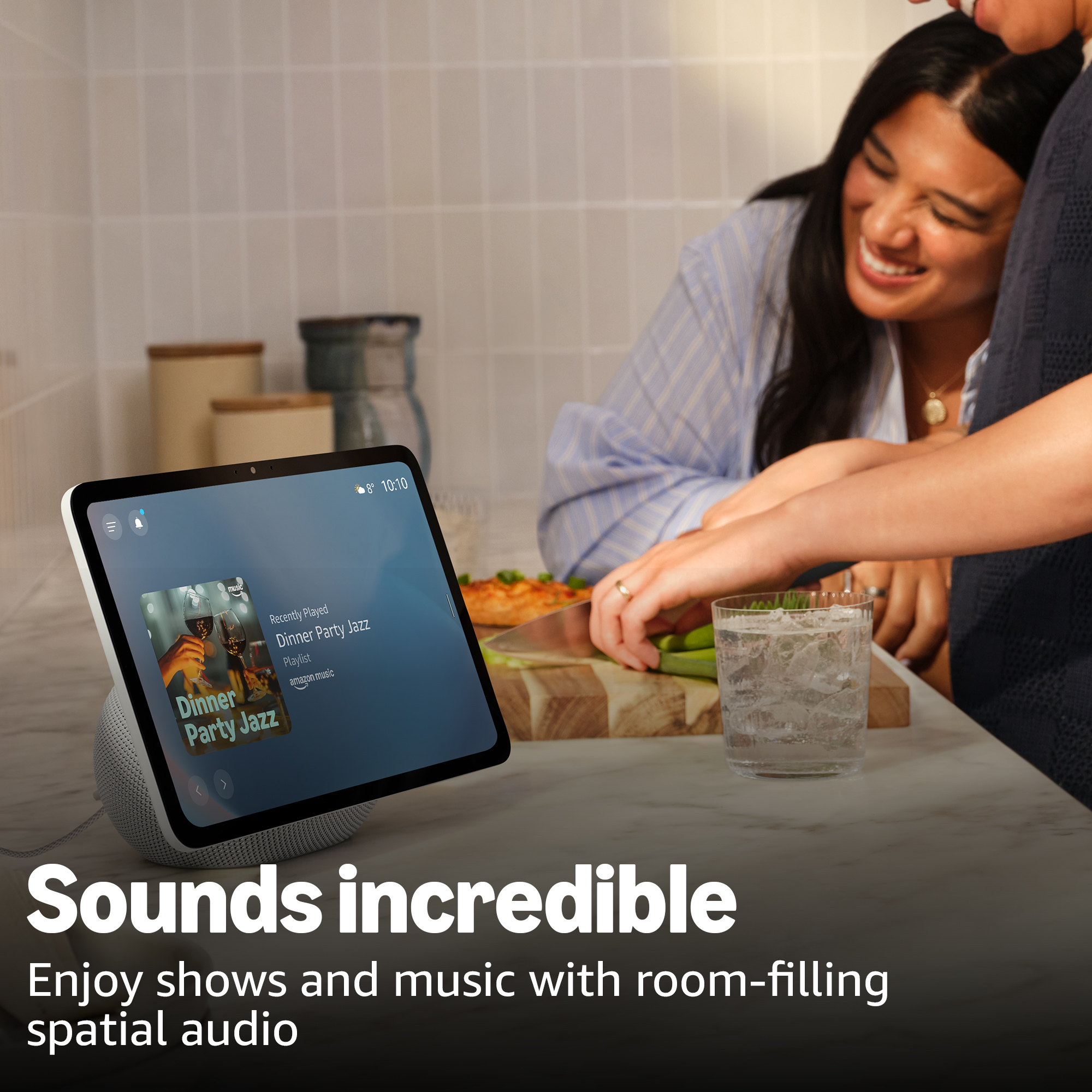 Ein Paar in einer Küche, ein Smart Display mit Musikwiedergabe.