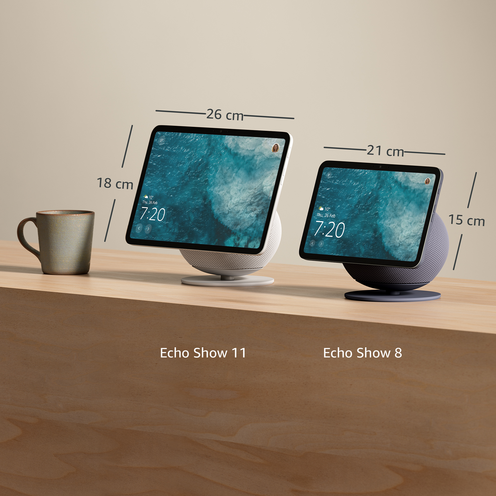 Zwei Echo Show Geräte auf einem Holztisch, mit Größenangaben.