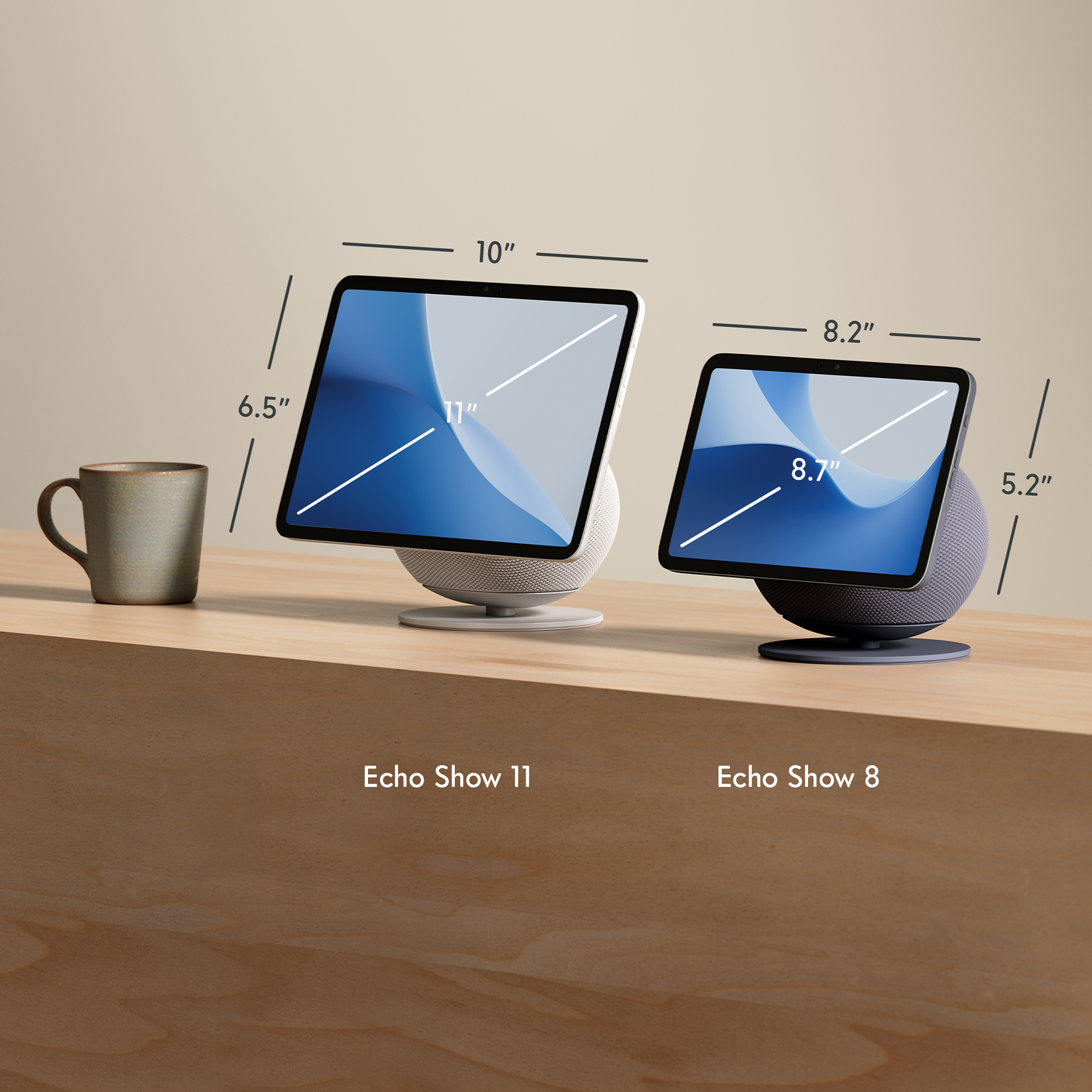 Zwei Echo Show-Geräte, 11 und 8 Zoll, mit Tasse auf einem Holztisch.