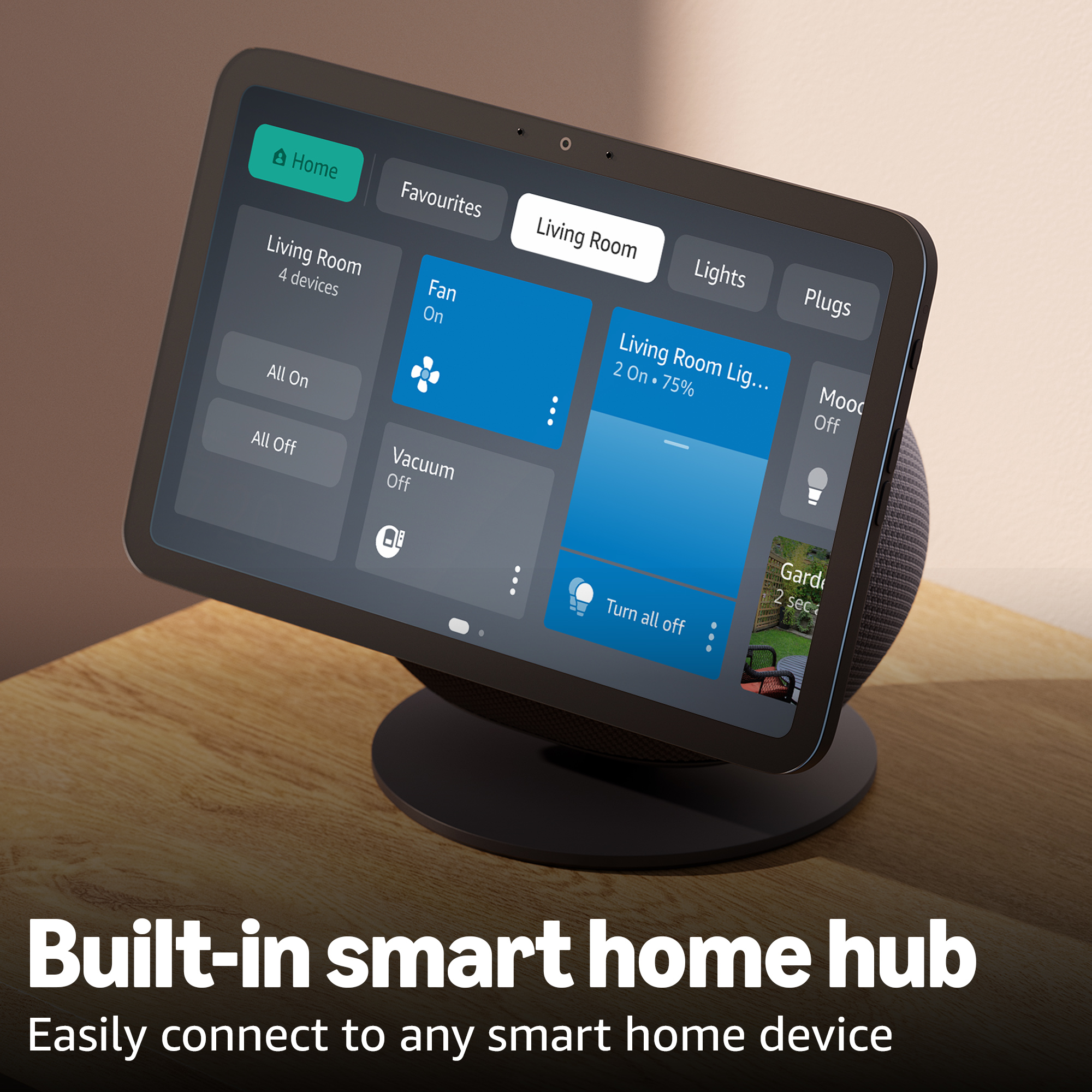 Smart-Home-Hub-Tablet zeigt Wohnzimmer-Steuerungen: Lüfter, Lichter, Staubsauger.