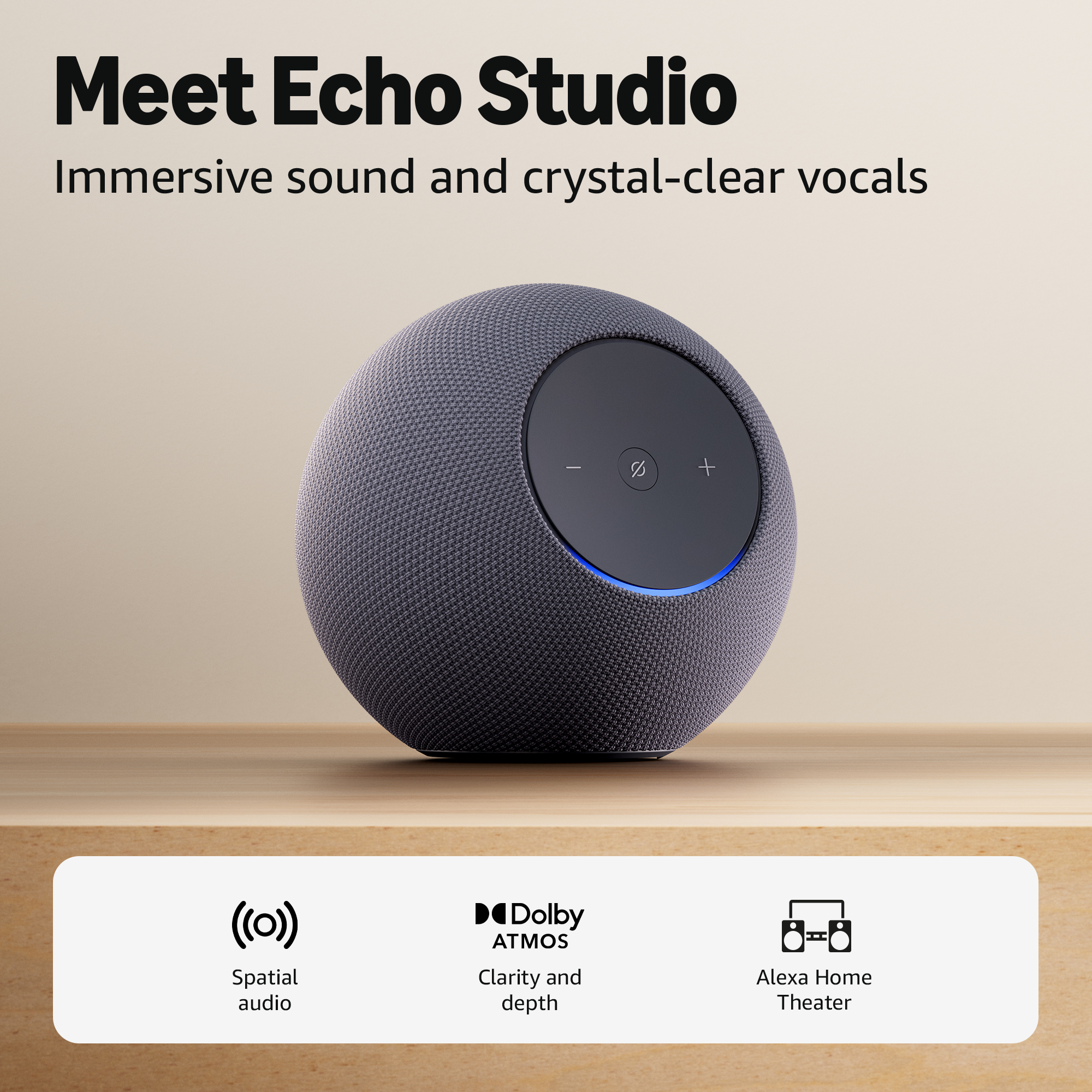 Echo Studio Lautsprecher mit intuitiven Bedienelementen und blauer LED-Beleuchtung.