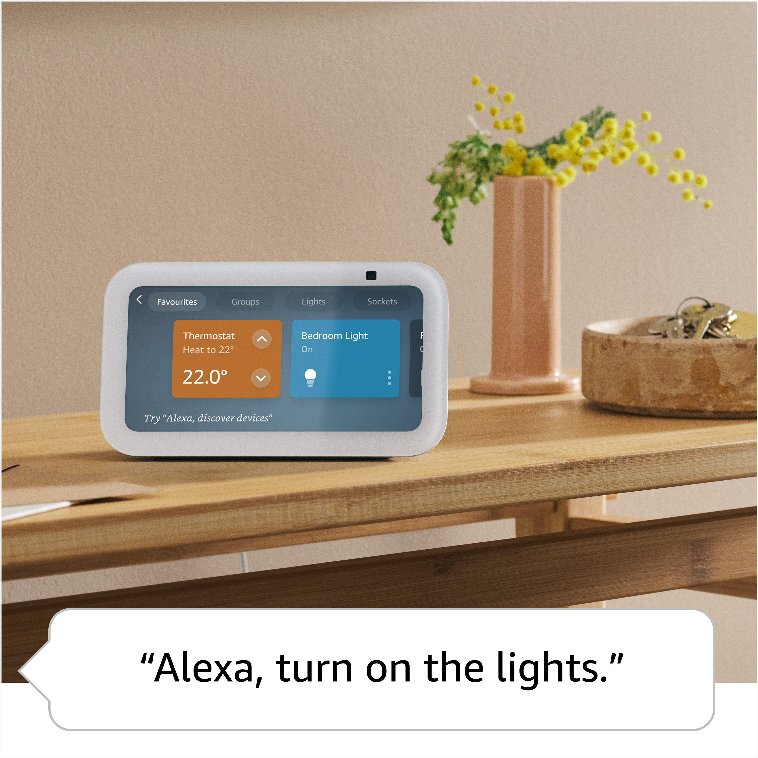Ein Smart Display zeigt Thermostat und Licht an. Keys liegen in einer Schale.