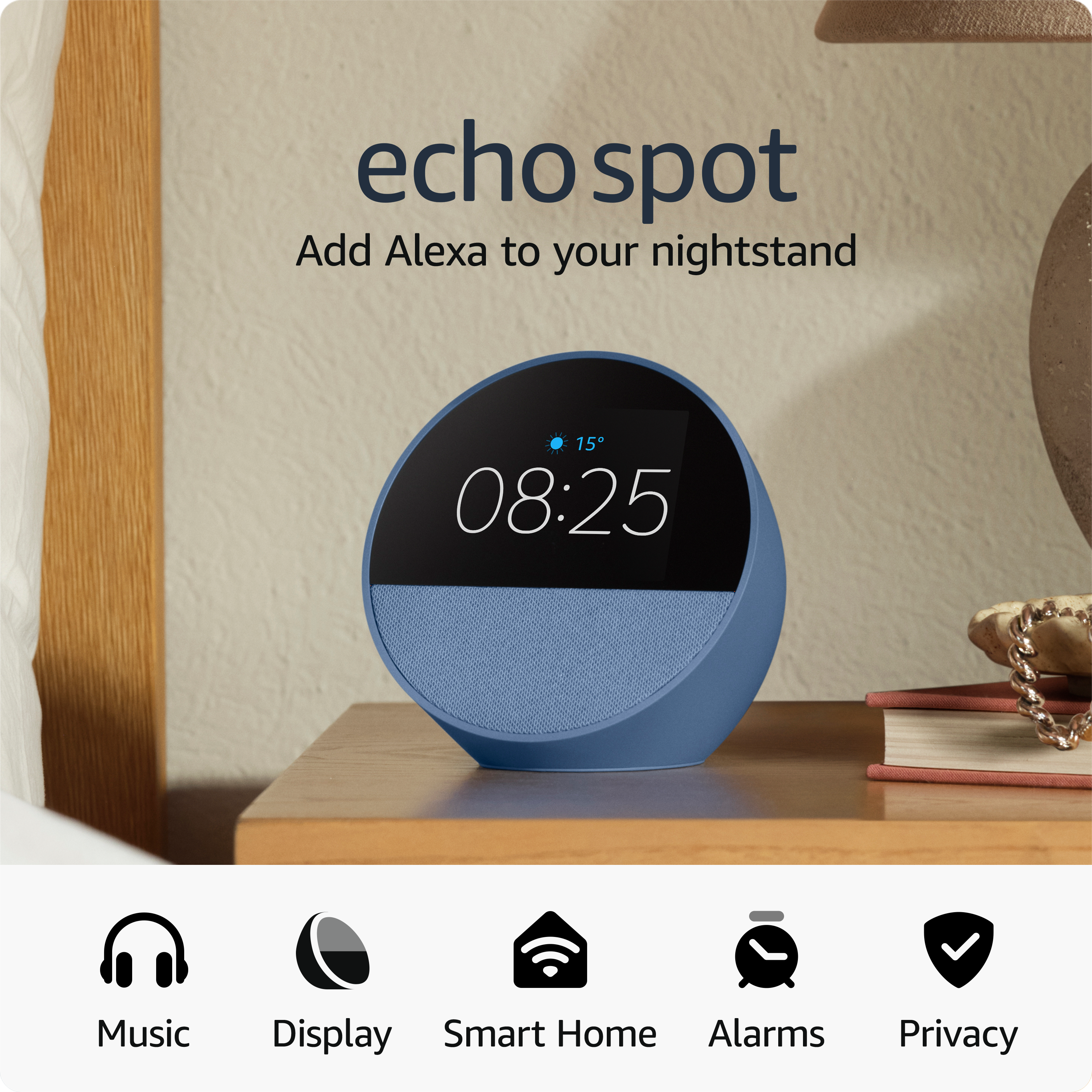 Un Echo Spot blu mostra le 08:25 accanto a libri su un comodino.