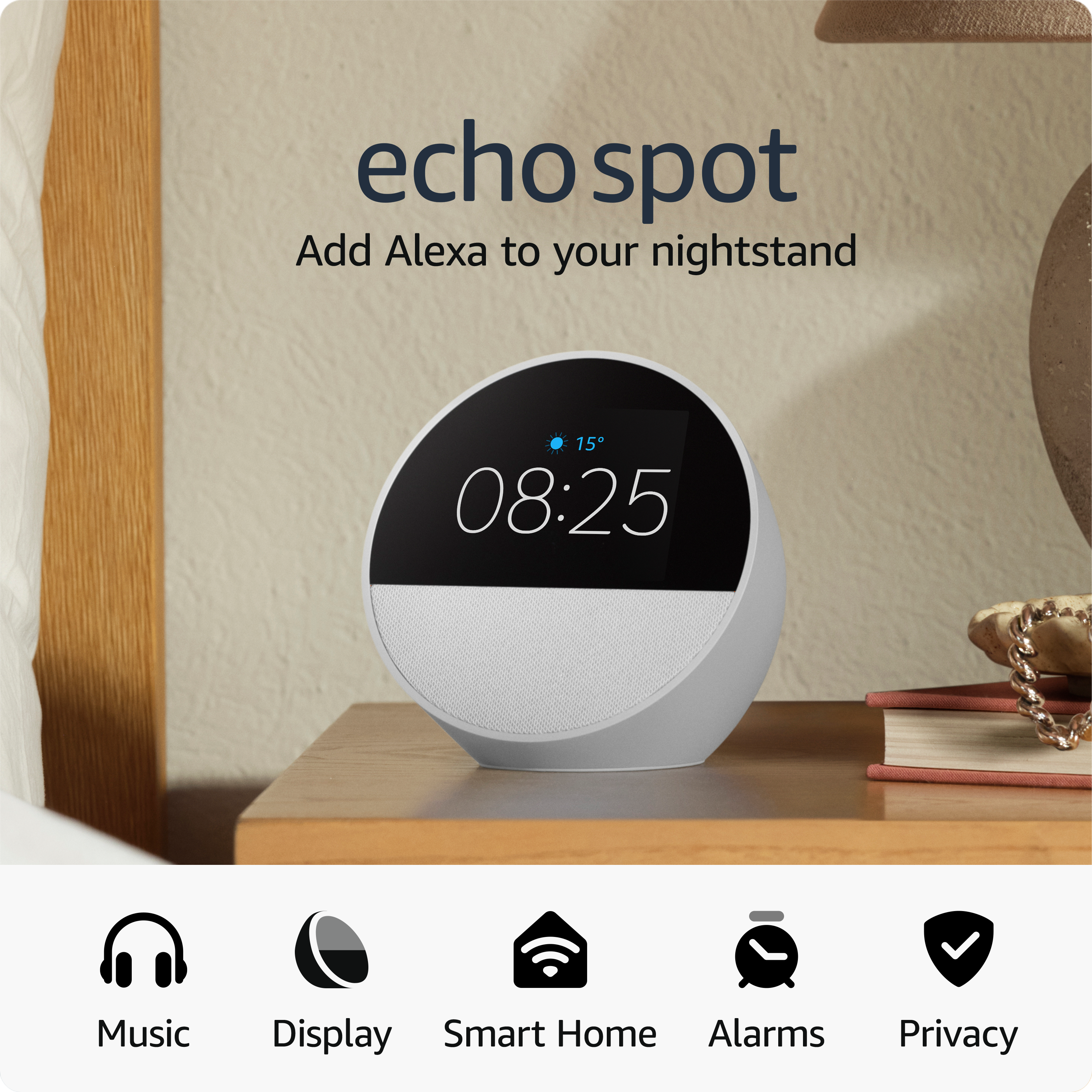 Un Echo Spot bianco su un comodino che mostra le 08:25.