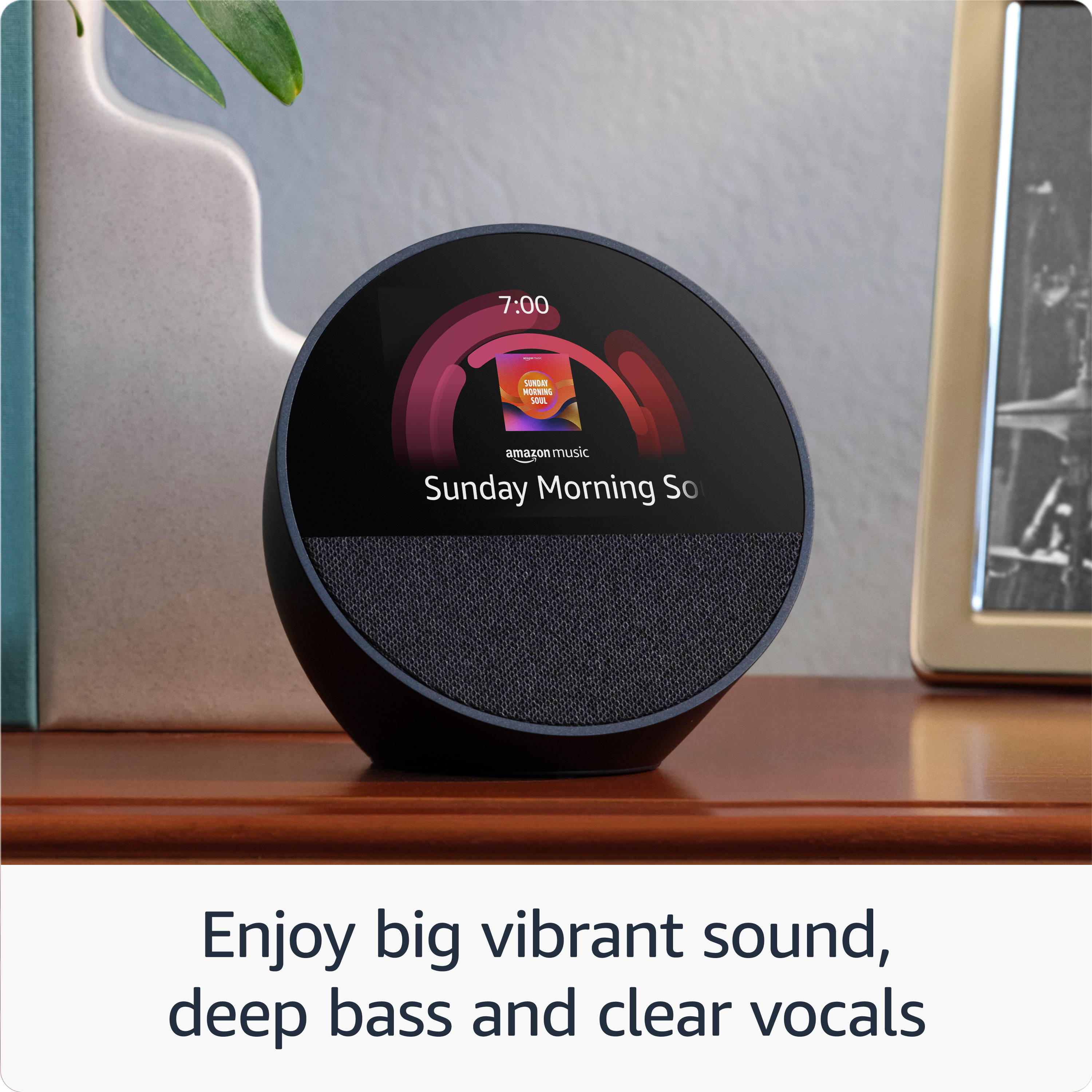Uno smart speaker nero riproduce musica. Lo schermo mostra 'Sunday Morning So'.