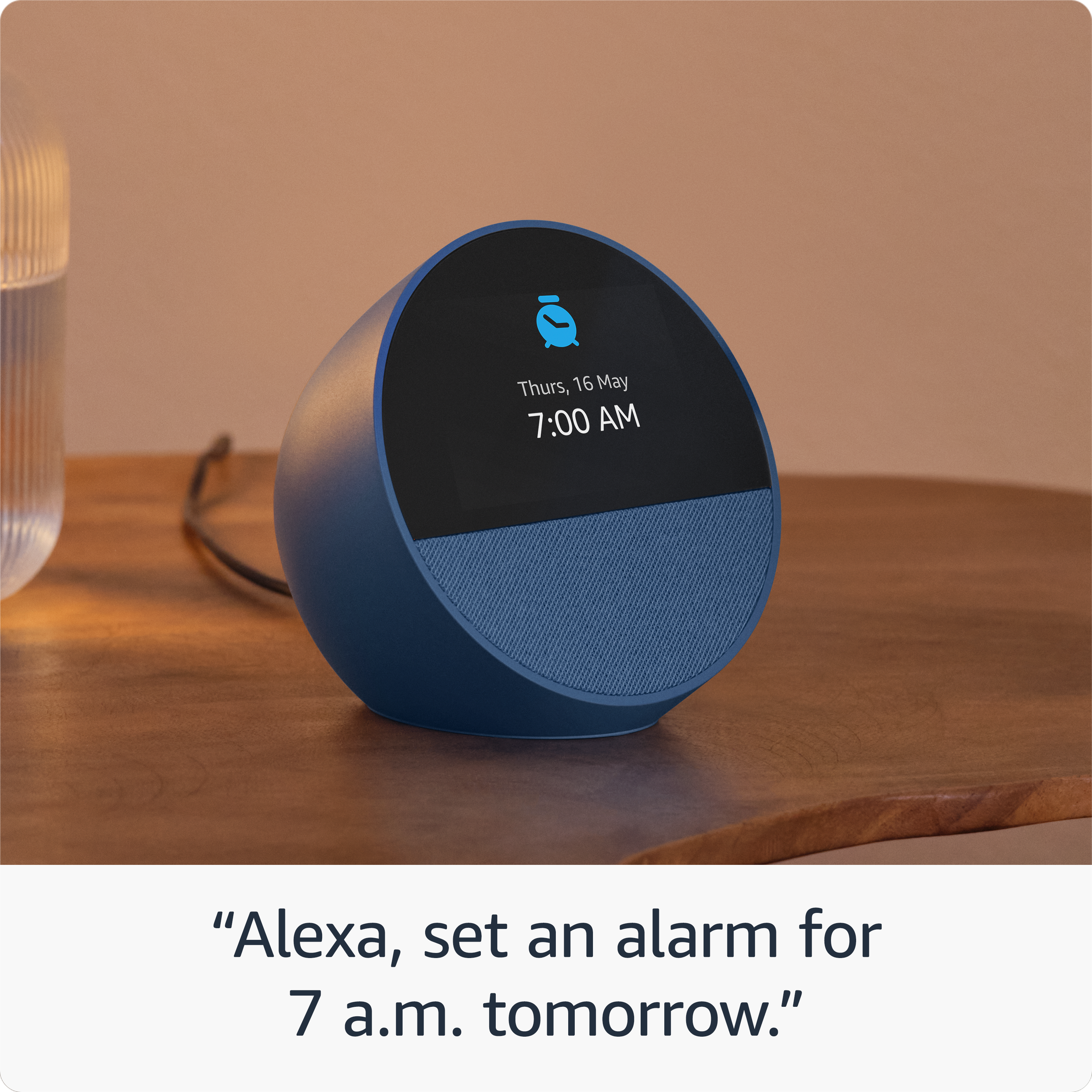 Smart speaker blu mostra le 7:00 e giovedì 16 maggio.