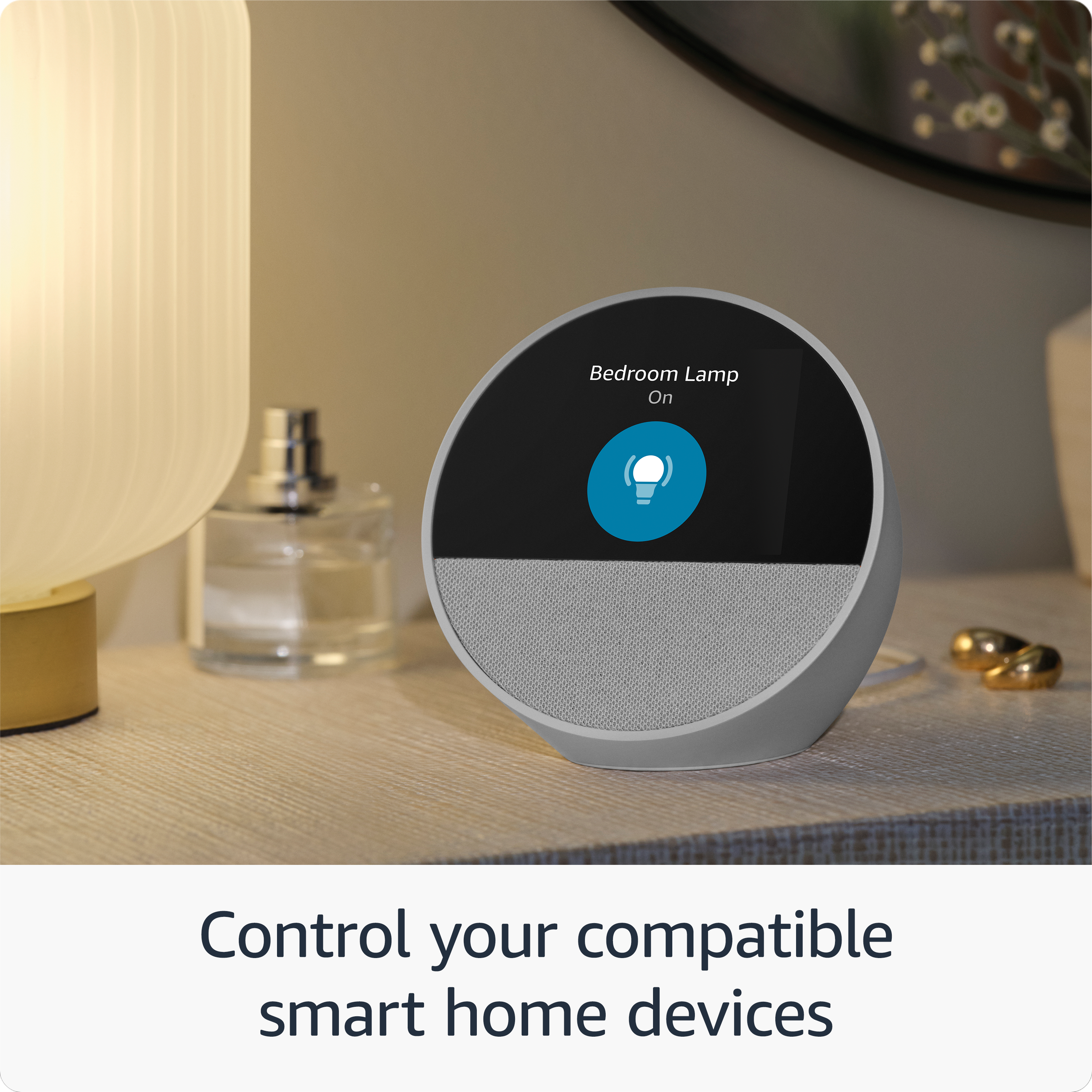 Uno smart speaker mostra "Lampada camera da letto accesa" e un'icona a forma di lampadina.