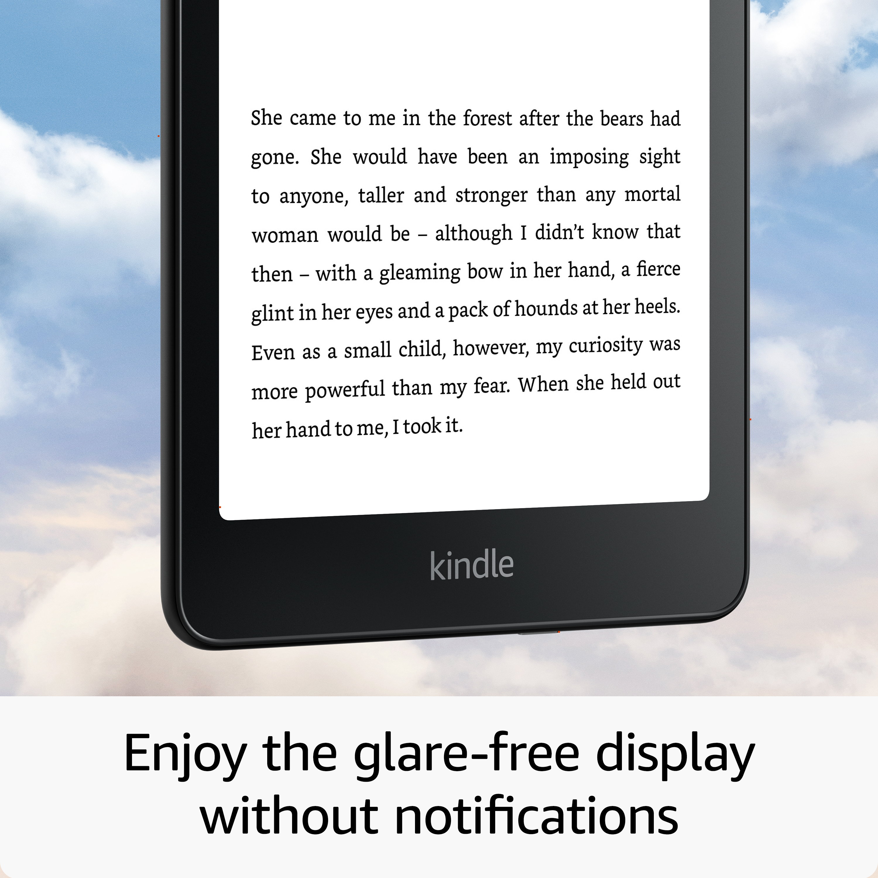 E-reader Kindle con testo su sfondo di cielo nuvoloso. Display antiriflesso.