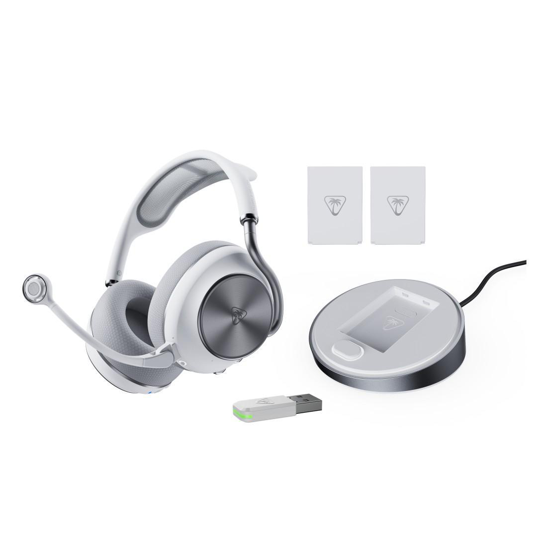 Ein weißes Headset mit Mikrofon, USB-Stick und Ladestation auf weißem Hintergrund.