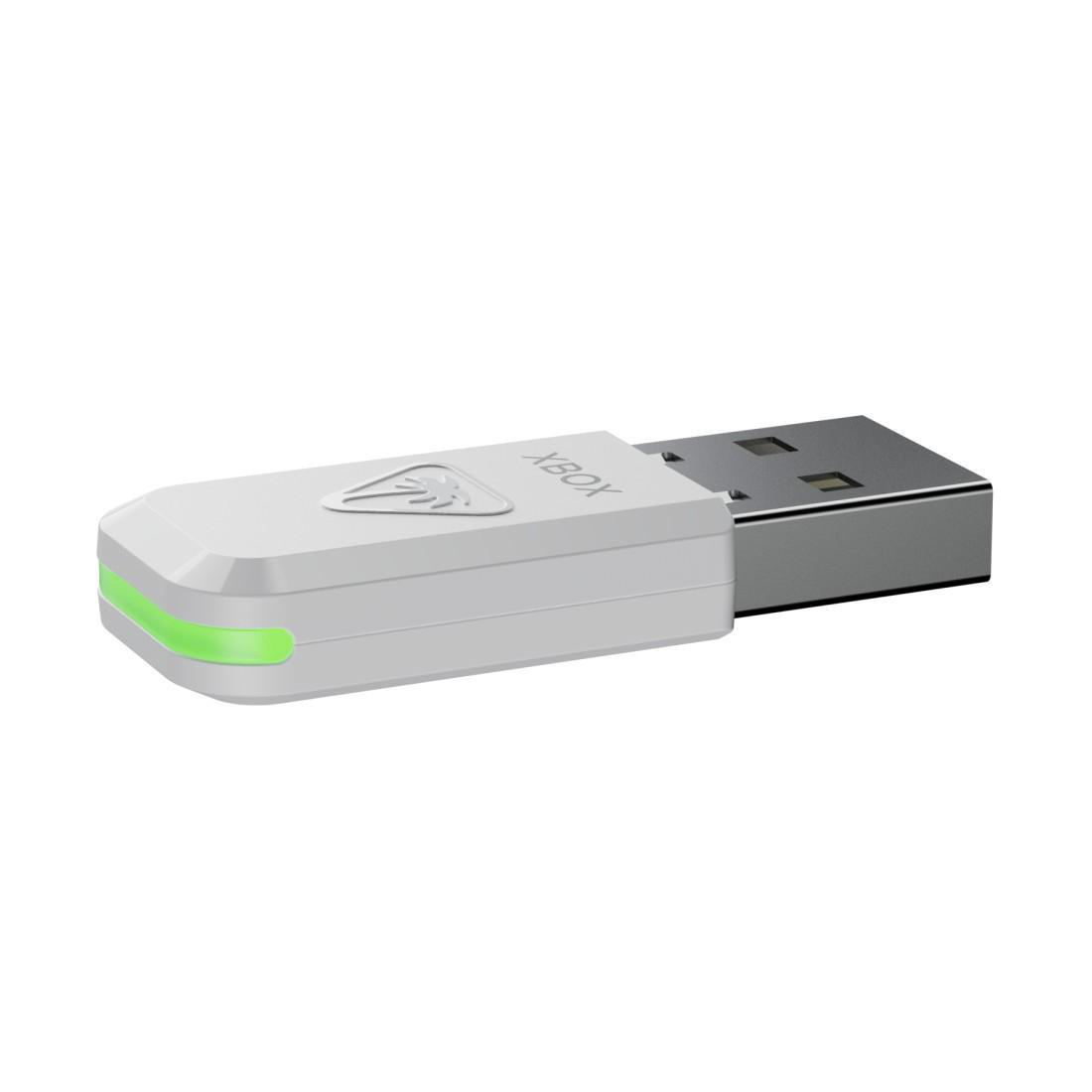 Weißer Xbox Wireless Adapter mit grünem LED-Licht und USB-Anschluss auf weißem Hintergrund.