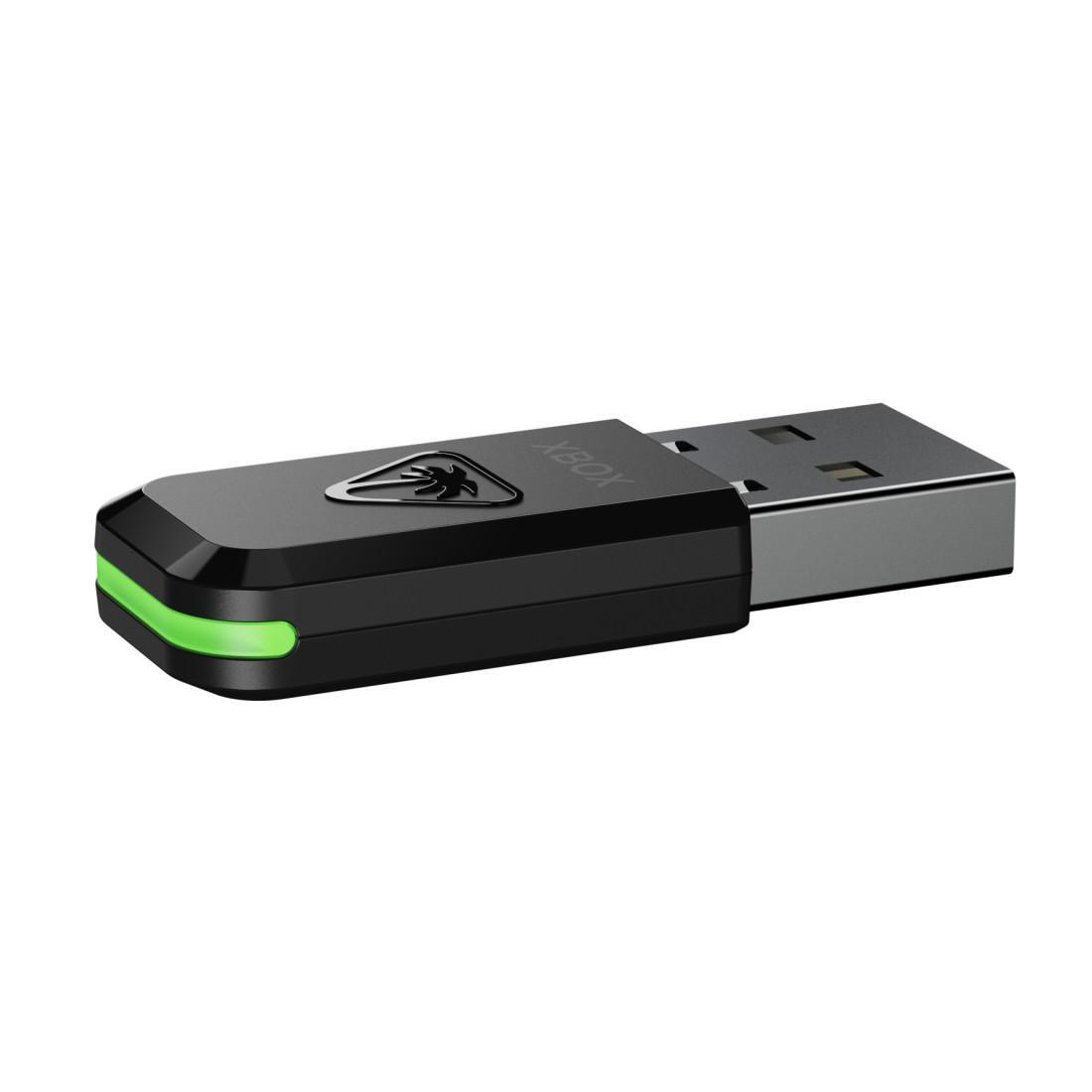 Ein schwarzer Xbox USB-Adapter mit grünem Licht und Xbox-Logo.