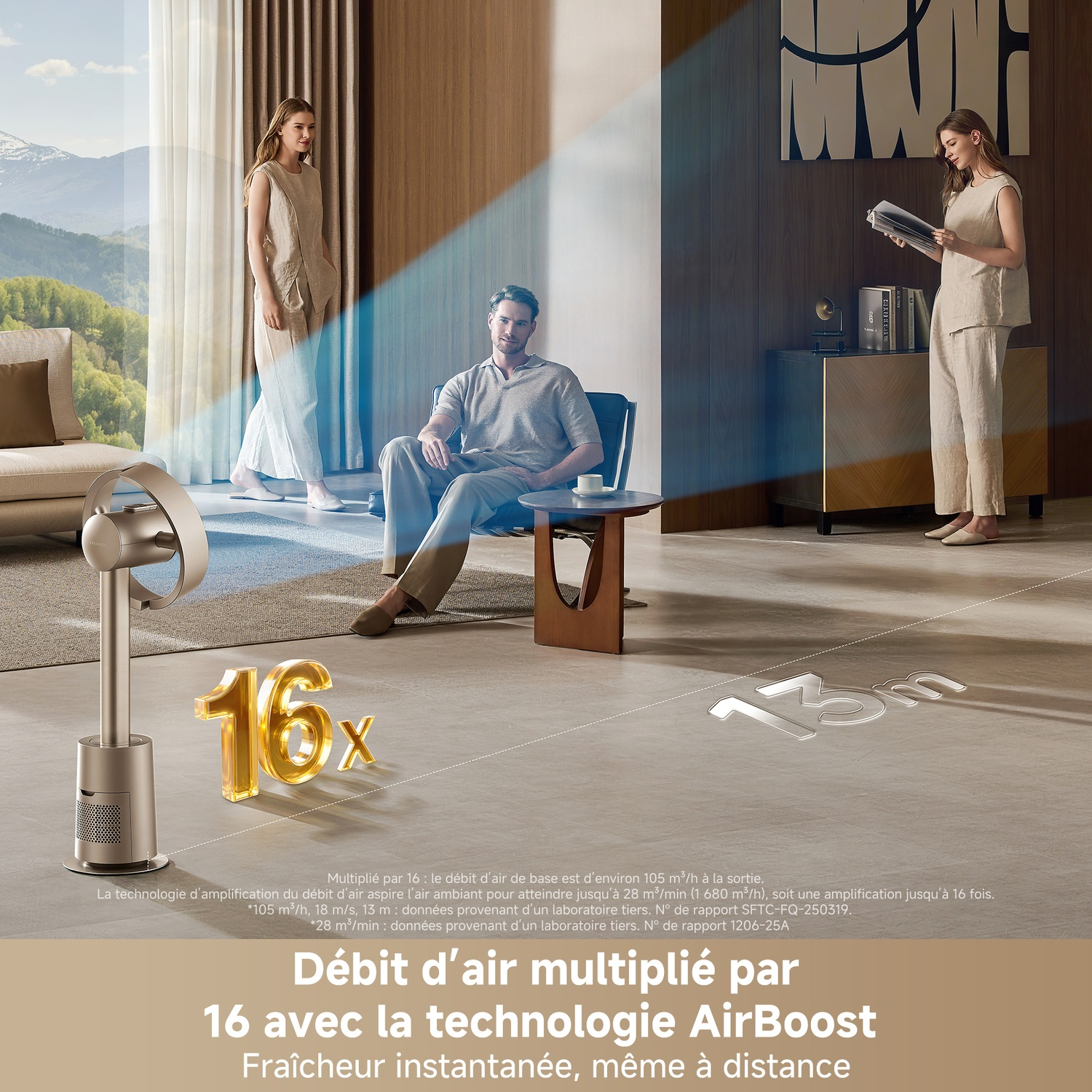 Een zilveren ventilator in een woonkamer. Mensen op de achtergrond.