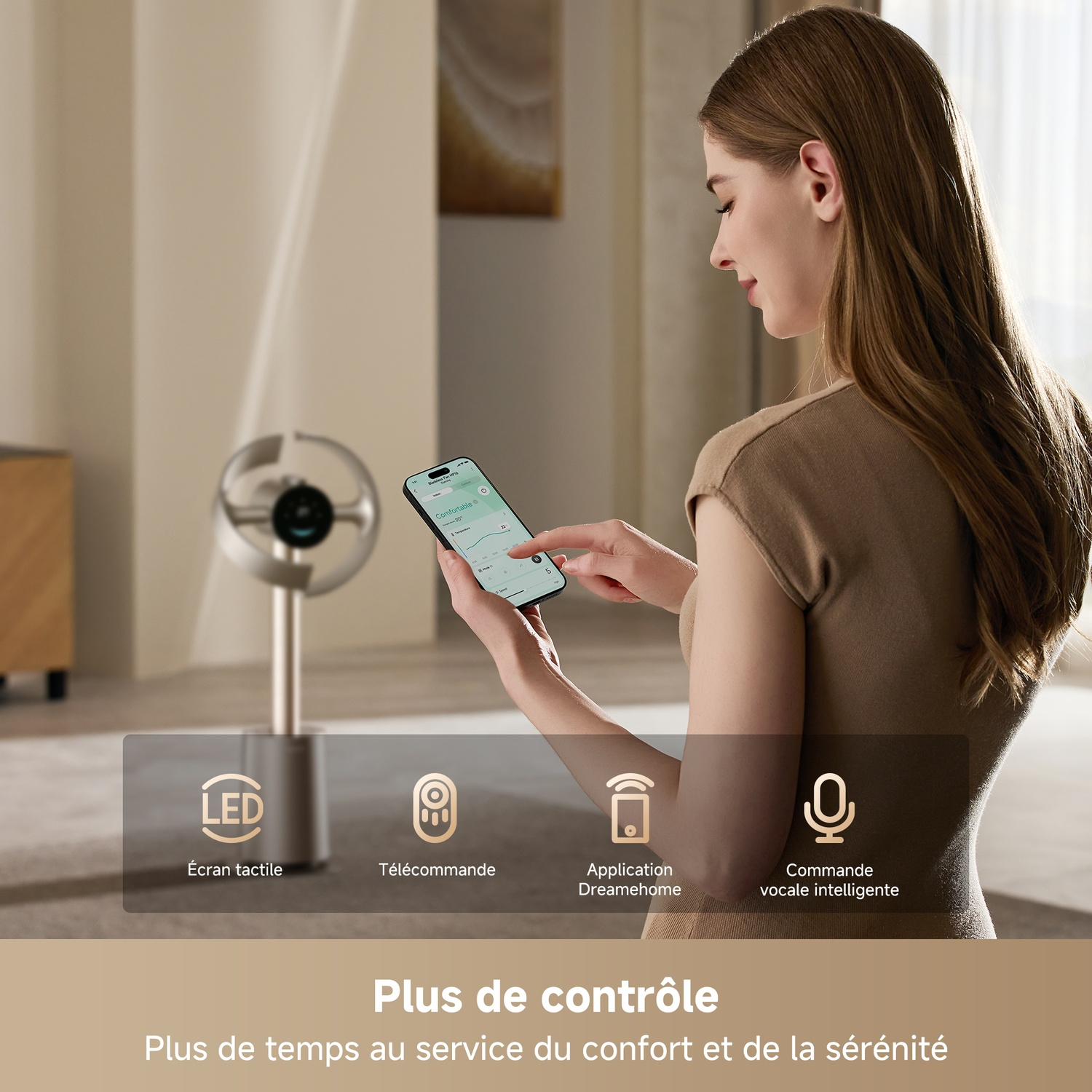 Vrouw bedient ventilator met telefoon via LED, afstandsbediening, app, spraakopties.